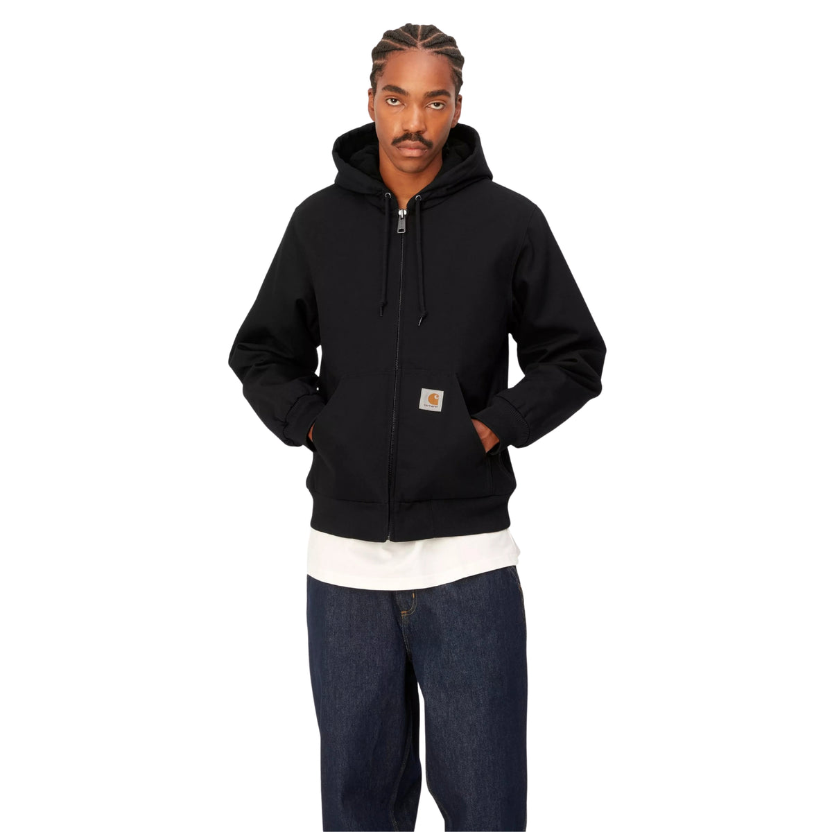 Casaco com carapuço Carhartt WIP Active em Preto Rigid, vista frontal em plano médio no modelo, com fecho fechado, cordões do carapuço, mãos nos bolsos e etiqueta quadrada na frente.