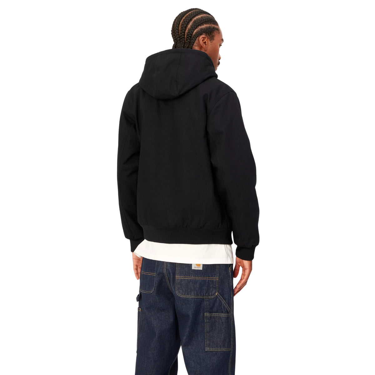 Casaco com carapuço Carhartt WIP Active em Preto Rigid, vista de costas a três quartos no modelo, mostrando o carapuço descido, as costas lisas e os punhos e bainha canelados.