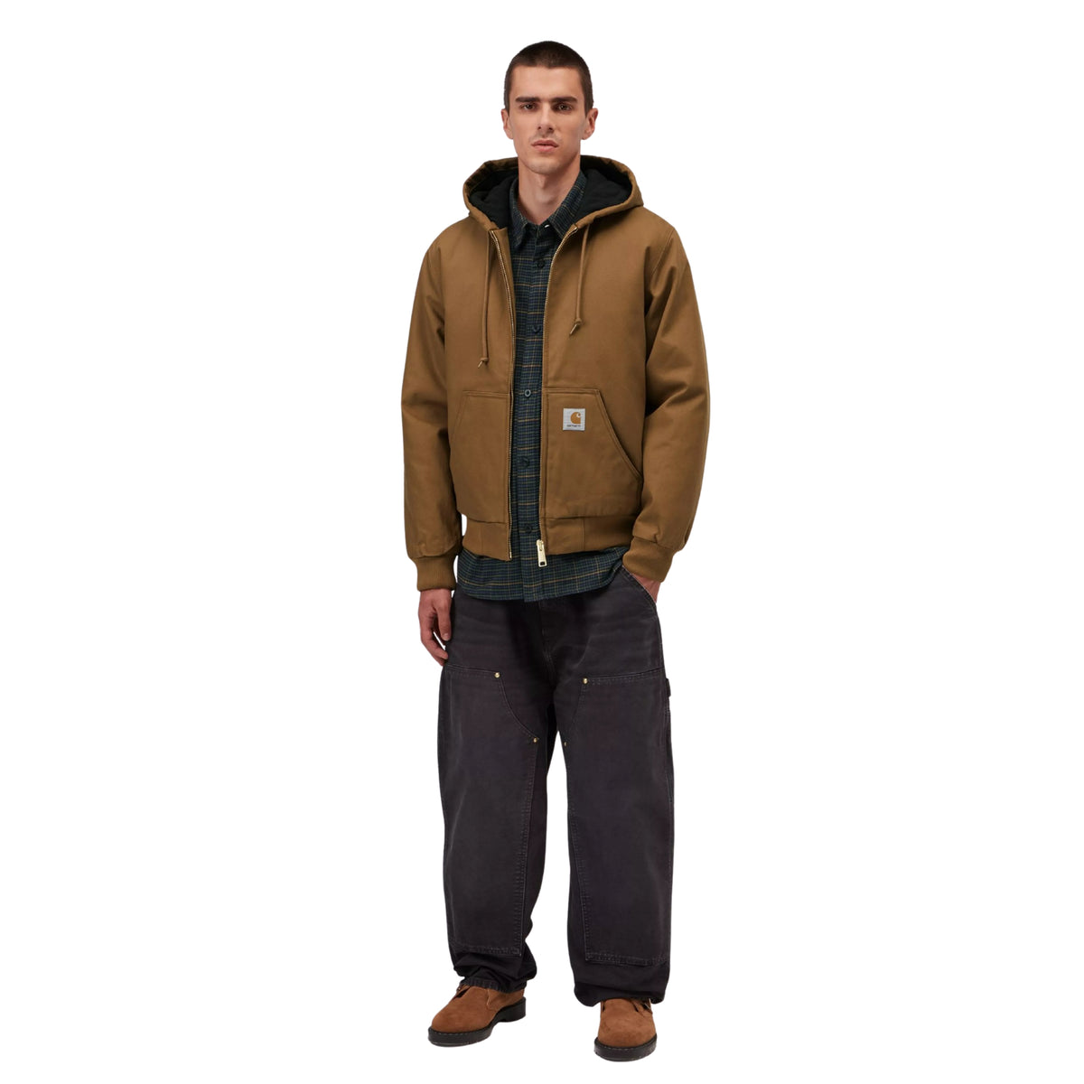 Casaco com carapuço Carhartt WIP Active em Hamilton Brown, vista frontal de corpo inteiro no modelo, usado aberto sobre uma camisa escura de padrão xadrez, com calças largas escuras e calçado castanho.