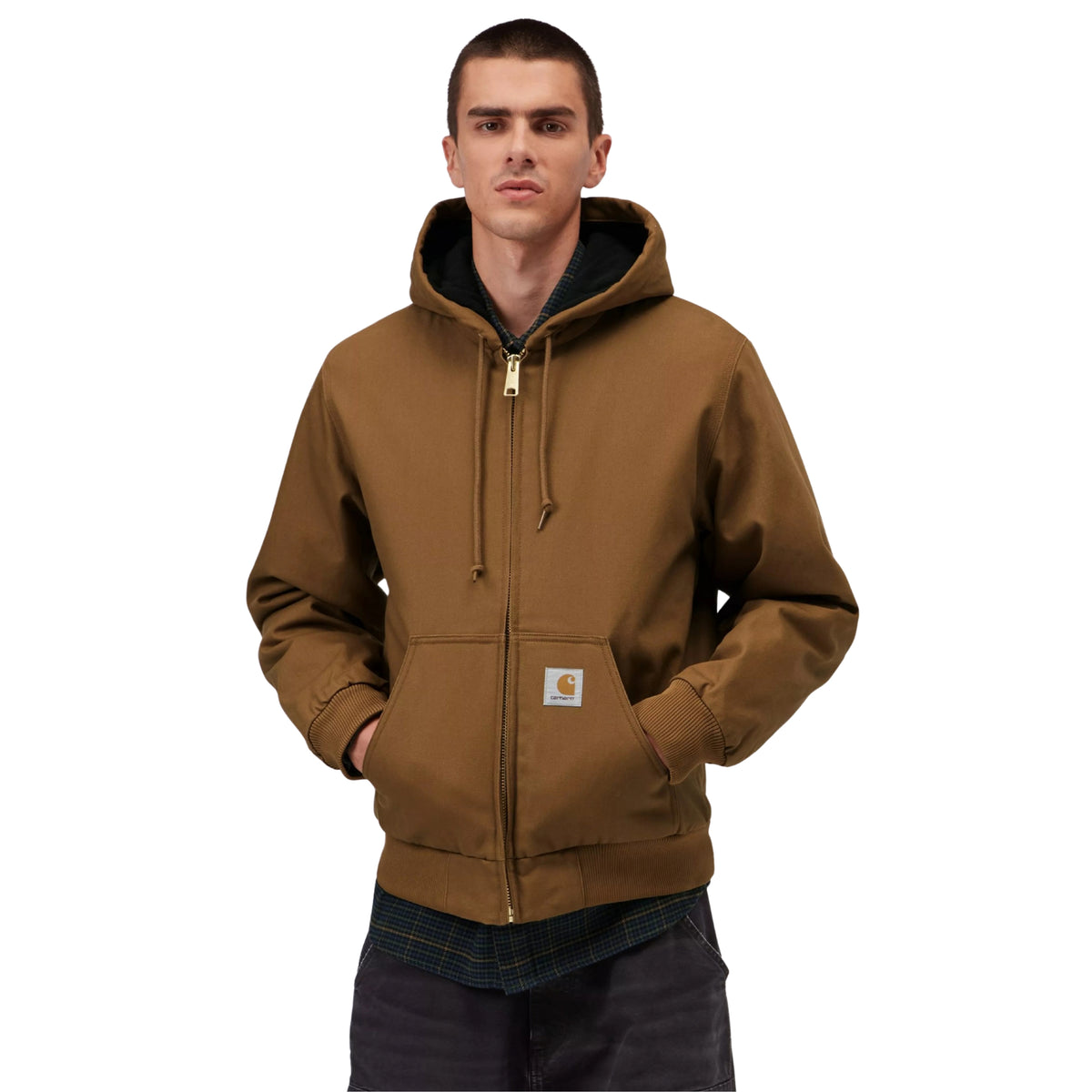 Casaco com carapuço Carhartt WIP Active em Hamilton Brown, vista frontal em plano médio no modelo, com fecho fechado, mãos nos bolsos frontais, cordões do carapuço e etiqueta quadrada visível.