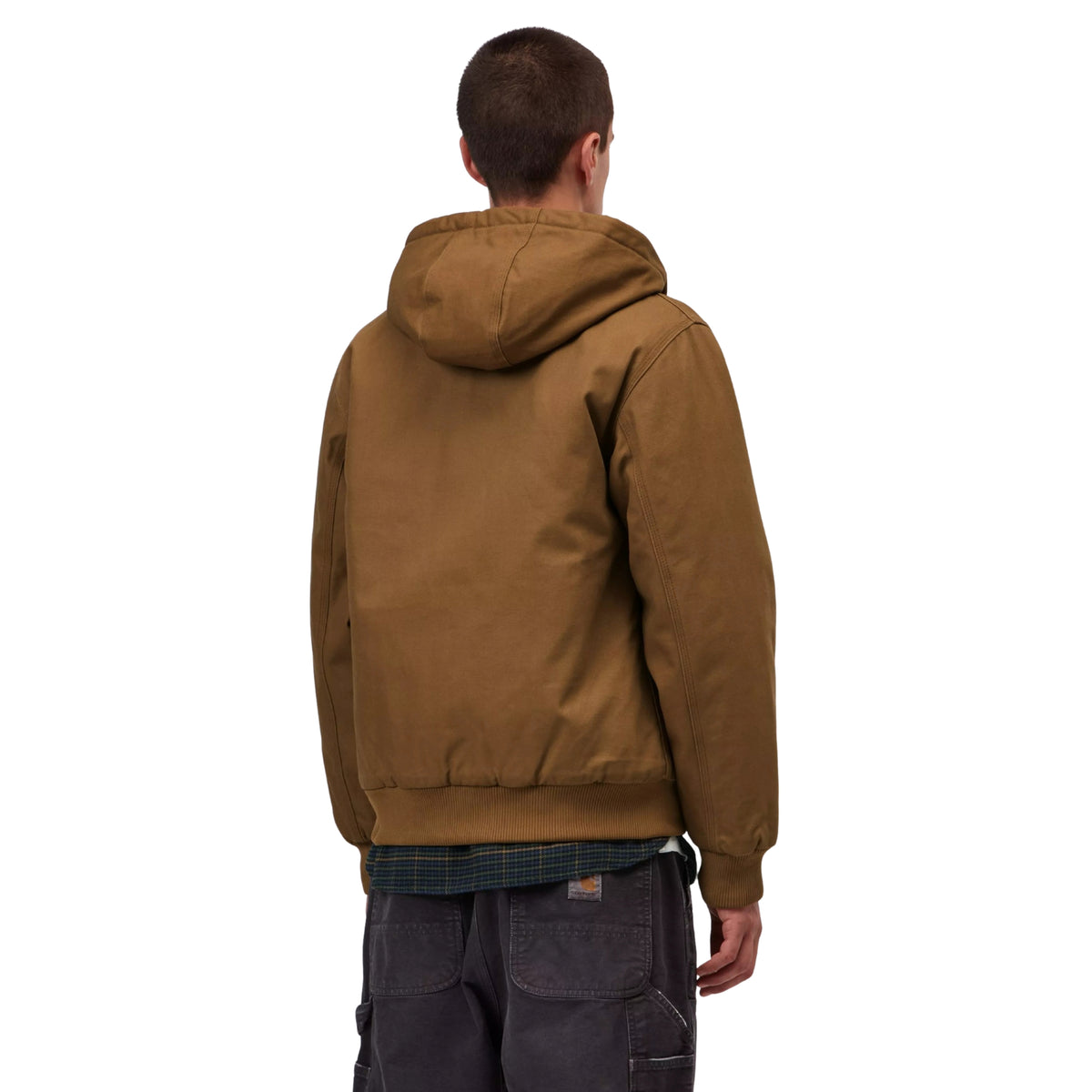 Casaco com carapuço Carhartt WIP Active em Hamilton Brown, vista de costas a três quartos no modelo, mostrando o carapuço descido, as costas lisas e os punhos e bainha canelados.