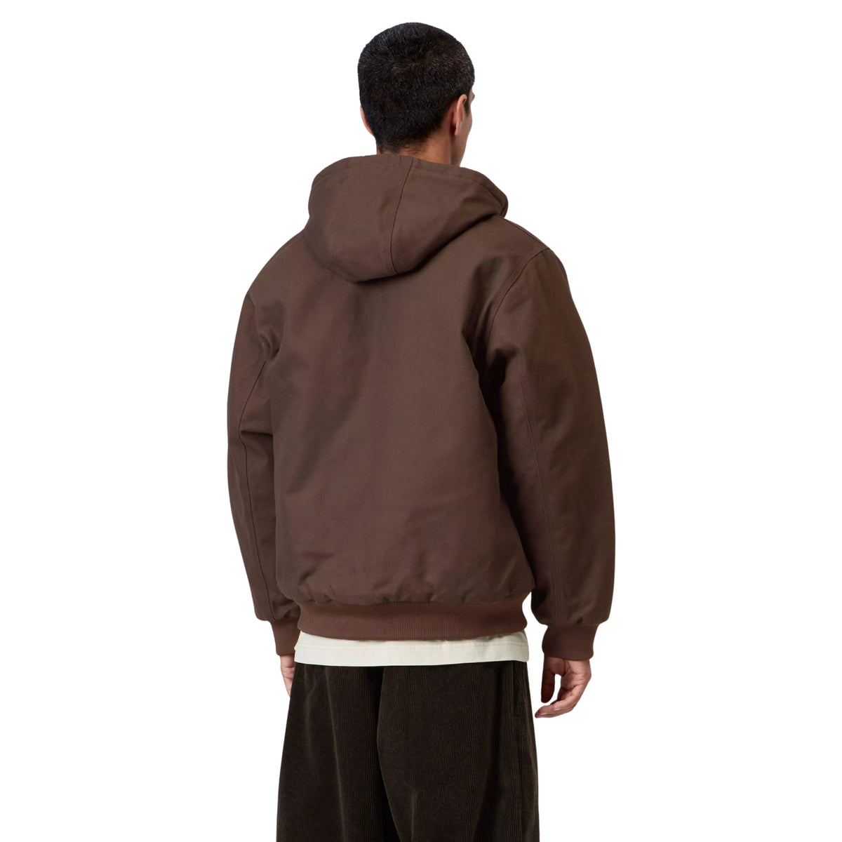 Casaco com carapuço Carhartt WIP Active em Tobacco Rigid, vista de costas a três quartos no modelo, mostrando o carapuço descido, as costas lisas e os punhos e bainha canelados.