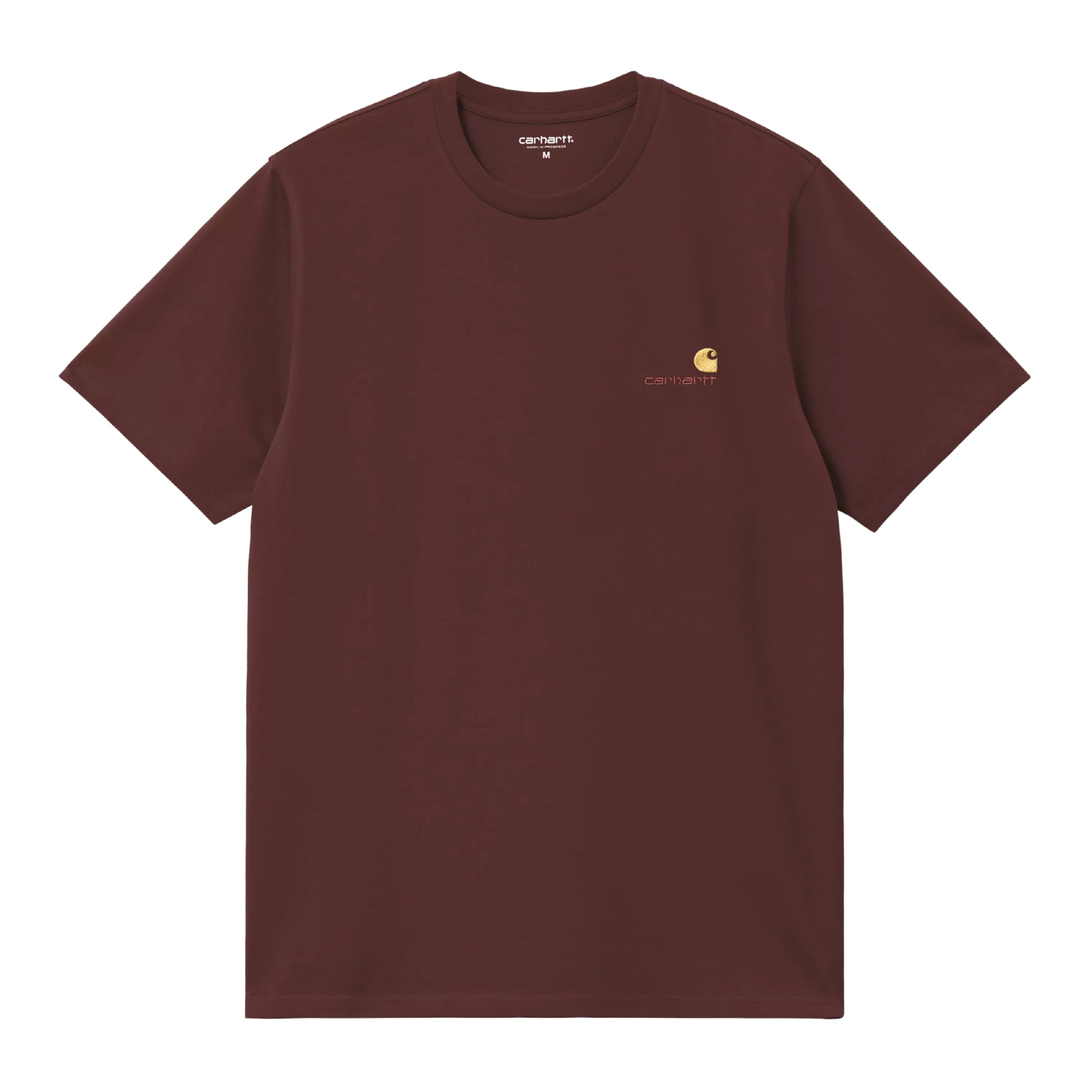 T-shirt Carhartt WIP American Script em Amarone — vista frontal, produto sem modelo, logótipo American Script bordado no peito esquerdo com "C" dourado e texto "carhartt." em Amarone, etiqueta "carhartt." branca na gola interior com tamanho M visível, decote redondo, manga curta, jersey de algodão bordeaux escuro Amarone, fundo branco.