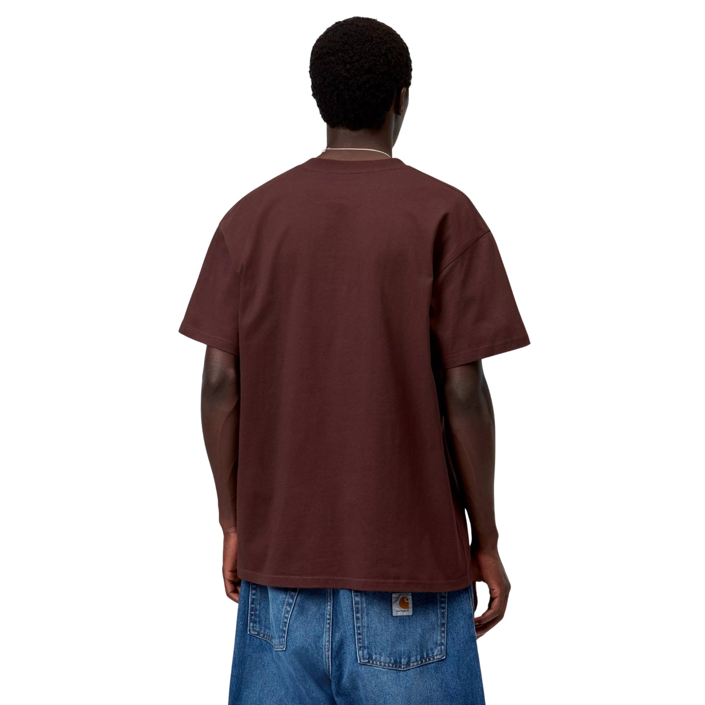 T-shirt Carhartt WIP American Script em Amarone — modelo masculino de costas, meio corpo, costas lisas sem gráfico, decote redondo, manga curta, calças wide-leg denim azul médio com etiqueta Carhartt WIP dourada na cintura, jersey de algodão bordeaux escuro Amarone, fundo branco.