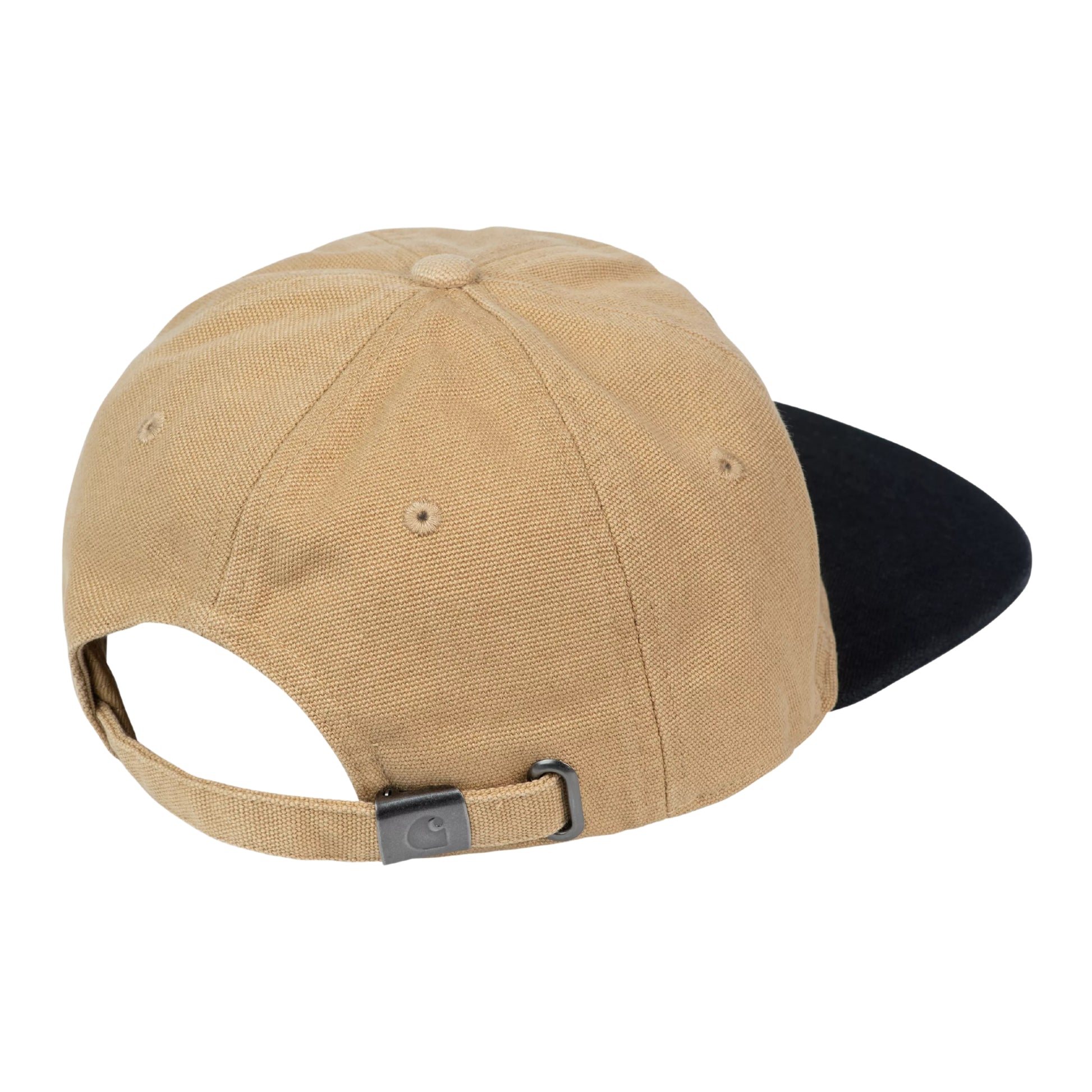 Boné Carhartt WIP Animated Ducks Cap em Dusty Hamilton Brown / Black — vista traseira em ângulo, produto sem modelo, copa não estruturada de seis painéis em lona Dearborn bege Dusty Hamilton Brown, pala ligeiramente curva preta, correia ajustável bege com fivela metálica escura gravada com o logotipo "C" Carhartt, fundo branco.