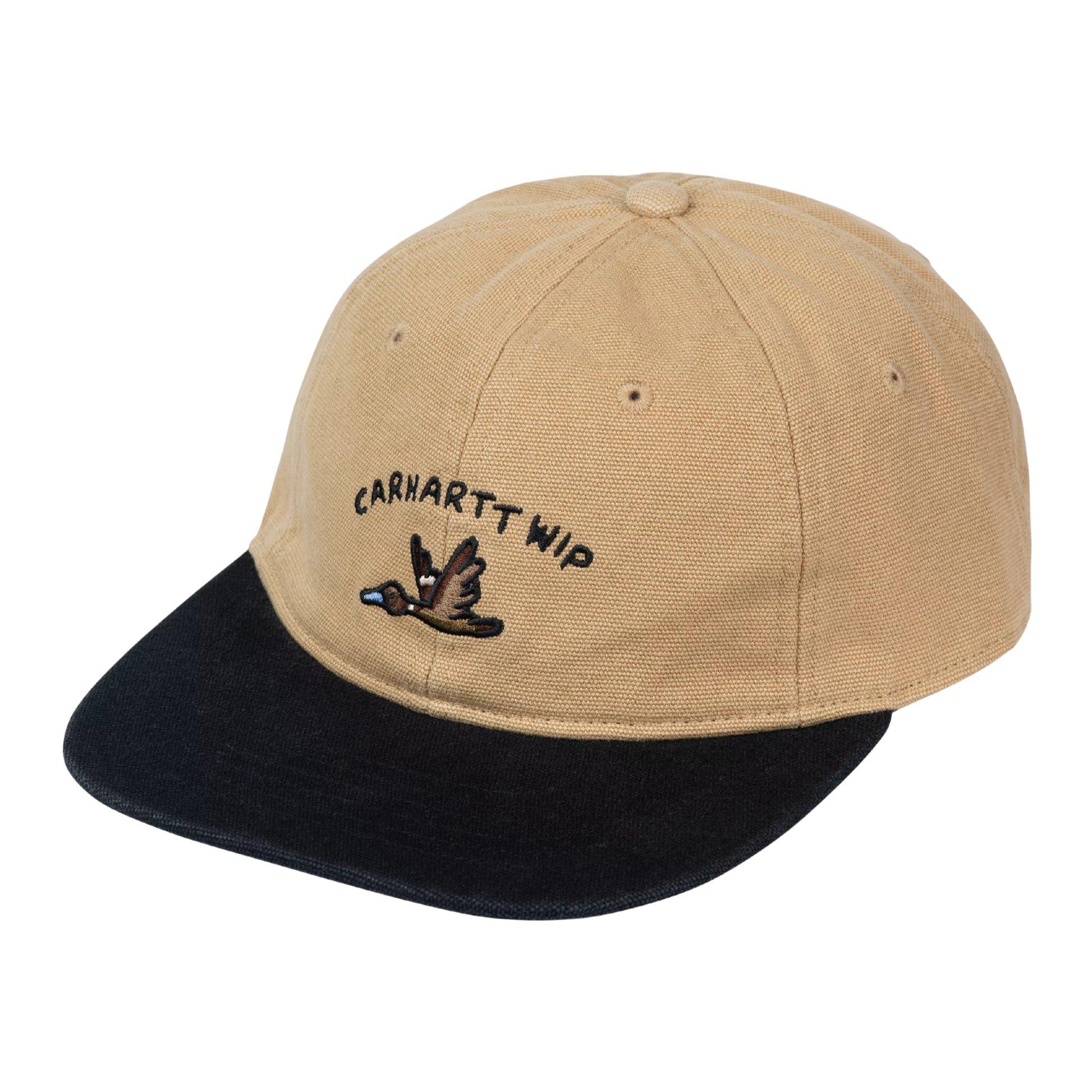 Boné Carhartt WIP Animated Ducks Cap em Dusty Hamilton Brown / Black — vista frontal em ângulo de três quartos, produto sem modelo, copa não estruturada de seis painéis em lona Dearborn bege Dusty Hamilton Brown, bordado frontal com texto "CARHARTT WIP" em arco a preto e pato animado pixel-art em voo em castanho, preto e azul, pala ligeiramente curva preta, fundo branco.