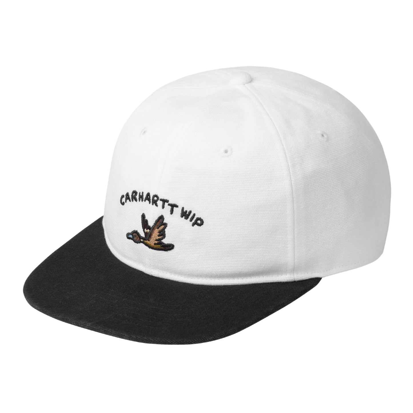 Boné Carhartt WIP Animated Ducks Cap em White / Black — vista frontal em ângulo de três quartos, produto sem modelo, copa não estruturada de seis painéis em lona Dearborn branca, bordado frontal com texto "CARHARTT WIP" em arco a preto e pato pixel-art em voo em castanho, preto e dourado, pala ligeiramente curva preta, fundo branco.