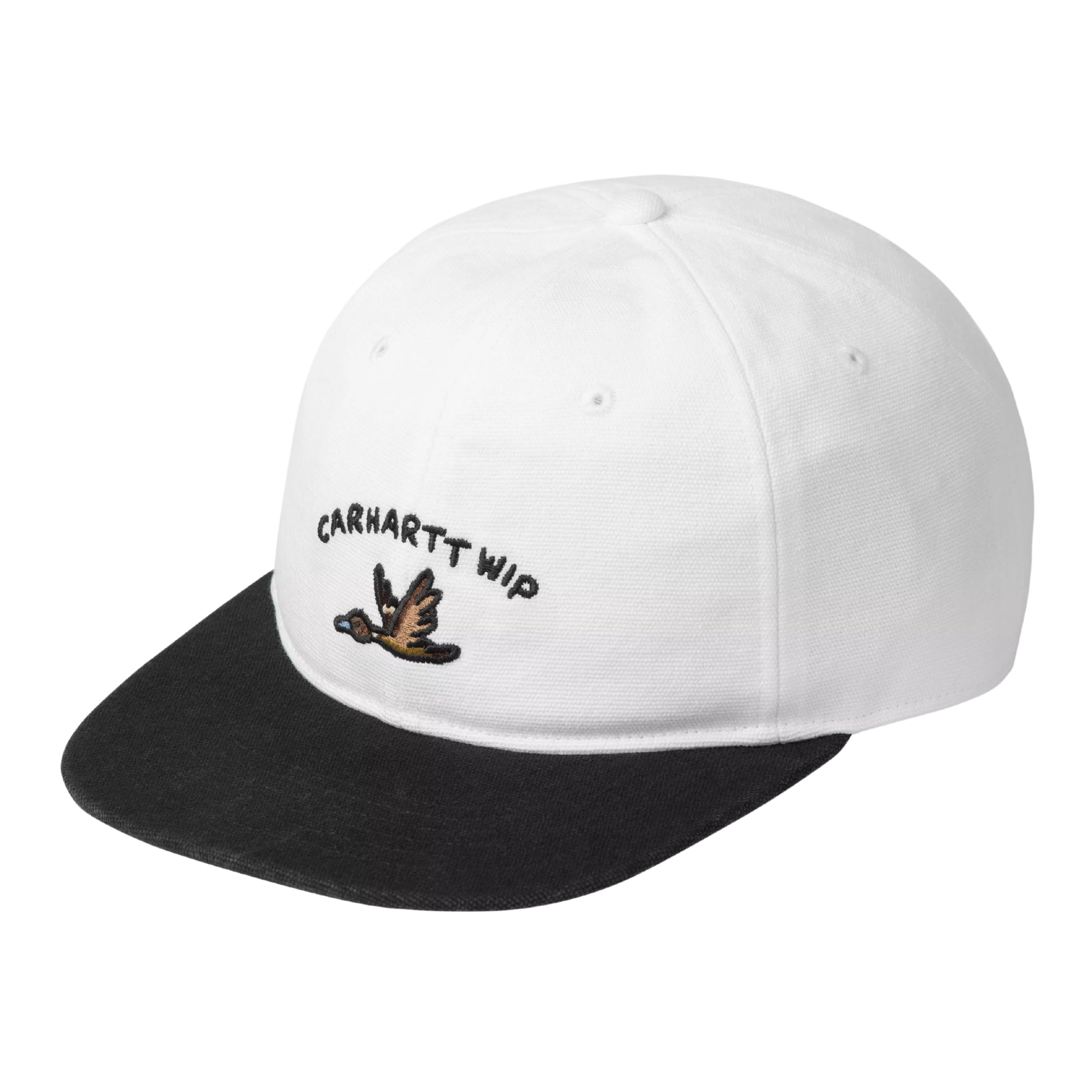 Boné Carhartt WIP Animated Ducks Cap em White / Black — vista frontal em ângulo de três quartos, produto sem modelo, copa não estruturada de seis painéis em lona Dearborn branca, bordado frontal com texto "CARHARTT WIP" em arco a preto e pato pixel-art em voo em castanho, preto e dourado, pala ligeiramente curva preta, fundo branco.