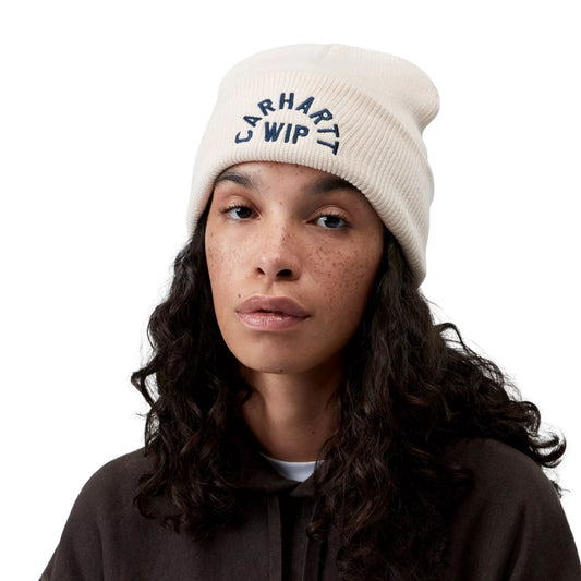 Gorro unissexo Carhartt WIP Arch Script em Natural/Dark Navy. Foto da parte da frente em modelo.