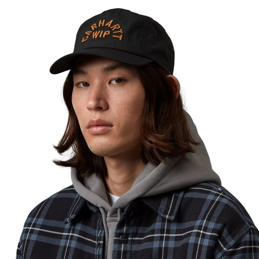 Boné Carhartt WIP Arch Script Cap em Preto — modelo com boné preto de cinco painéis, bordado gráfico CARHARTT WIP em arco a dourado na frente e pala rígida e plana, fundo branco.