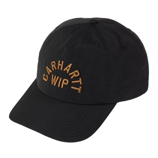 Boné Carhartt WIP Arch Script Cap em Preto — vista de três quartos frontal, boné preto de cinco painéis em nylon com bordado CARHARTT WIP dourado em arco e pala rígida e plana, fundo branco.