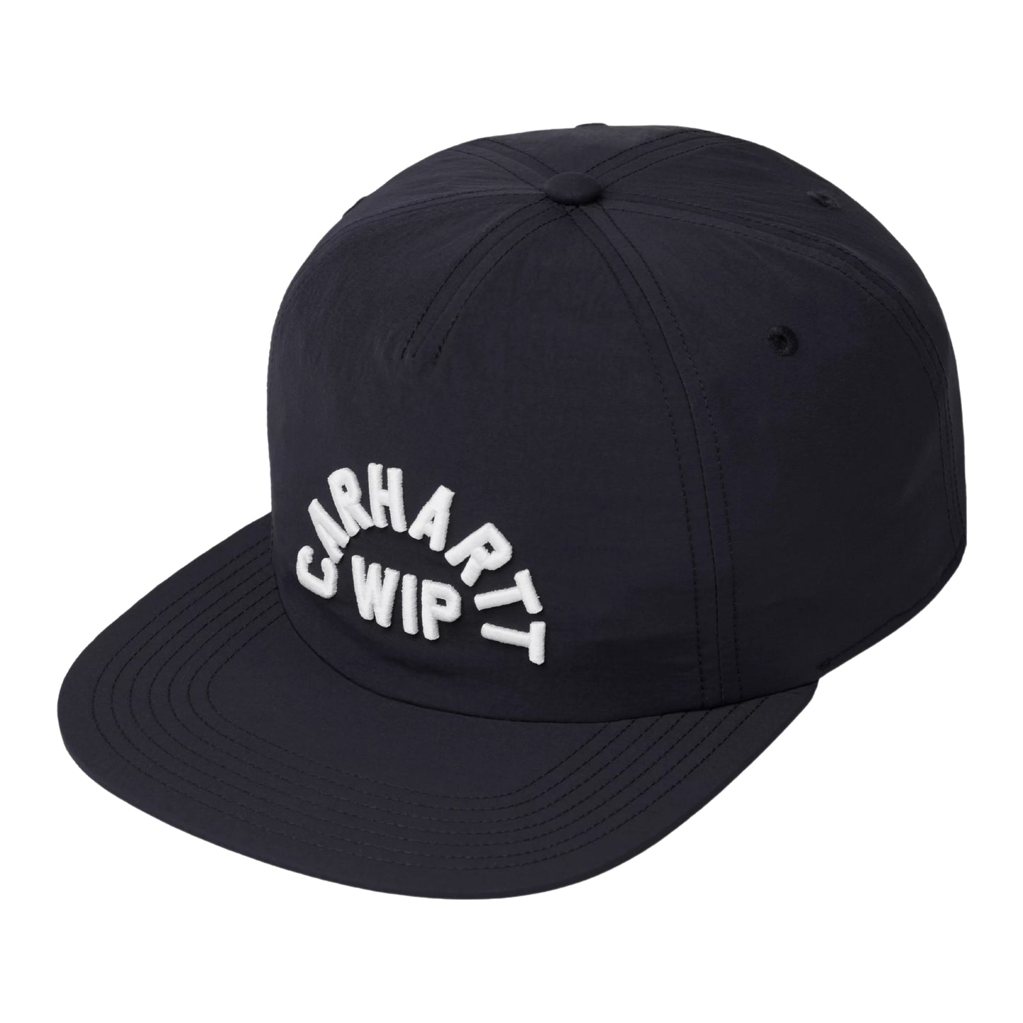 Boné Carhartt WIP Arch Script Cap em Dark Navy — vista frontal em ângulo de três quartos, produto sem modelo, nylon azul-marinho escuro sem estrutura interna, pala plana e firme, bordado tipográfico volumoso "CARHARTT WIP" em arco branco em relevo na frente, ilhó preto no topo, fundo branco.