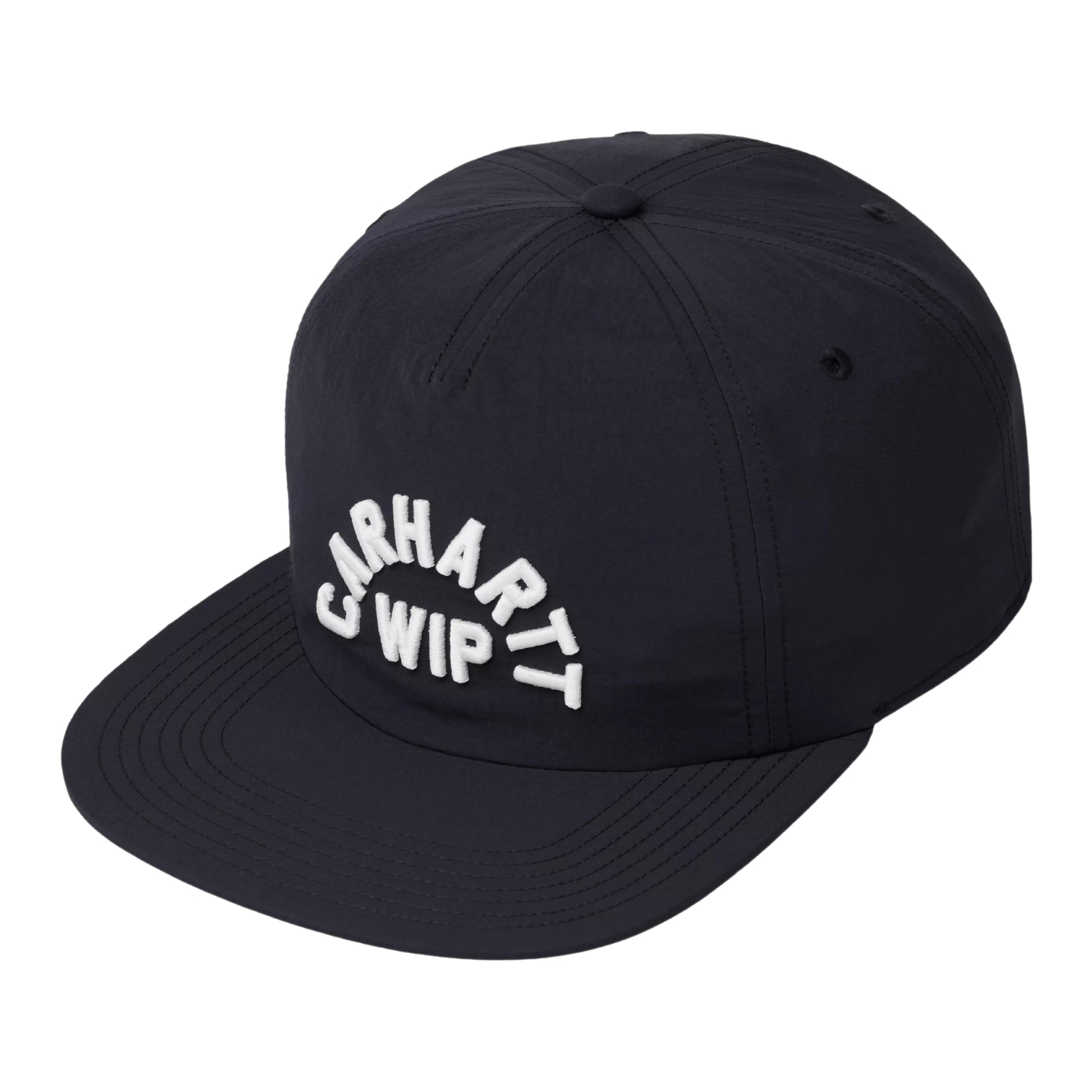 Boné Carhartt WIP Arch Script Cap em Dark Navy — vista frontal em ângulo de três quartos, produto sem modelo, nylon azul-marinho escuro sem estrutura interna, pala plana e firme, bordado tipográfico volumoso "CARHARTT WIP" em arco branco em relevo na frente, ilhó preto no topo, fundo branco.