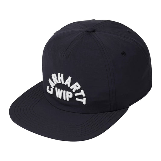 Boné Carhartt WIP Arch Script Cap em Dark Navy — vista frontal em ângulo de três quartos, produto sem modelo, nylon azul-marinho escuro sem estrutura interna, pala plana e firme, bordado tipográfico volumoso "CARHARTT WIP" em arco branco em relevo na frente, ilhó preto no topo, fundo branco.
