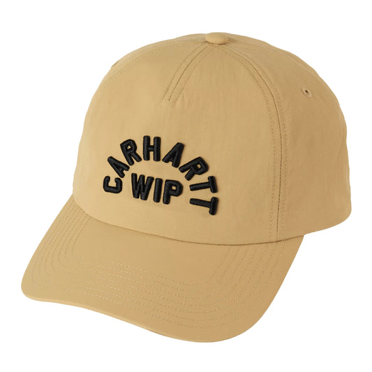 Boné Carhartt WIP Arch Script Cap em Dusty H Brown — vista de três quartos frontal, boné de cinco painéis em nylon amarelo-camel com bordado CARHARTT WIP a preto, pala rígida e plana, fundo branco.