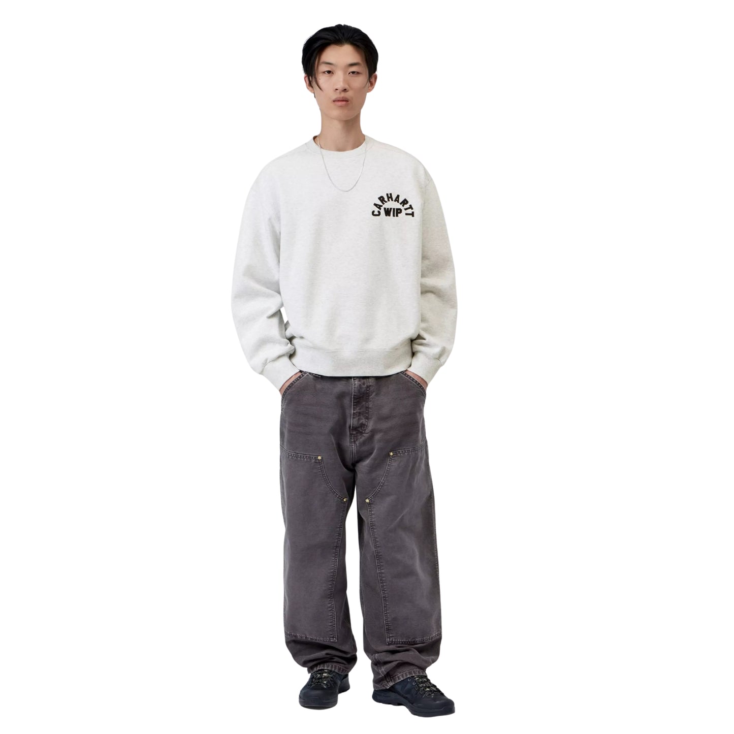 Sweat Carhartt WIP Arch Script em Ash Heather / Dark Navy Stone Washed — modelo masculino de frente, corpo inteiro, calças cargo Carhartt WIP double knee em cinza escuro stone washed, sapatilhas pretas, mãos nos bolsos, bordado em arco "Carhartt WIP" em Dark Navy no peito esquerdo e corte balloon com bainha canelada visíveis, fundo branco.