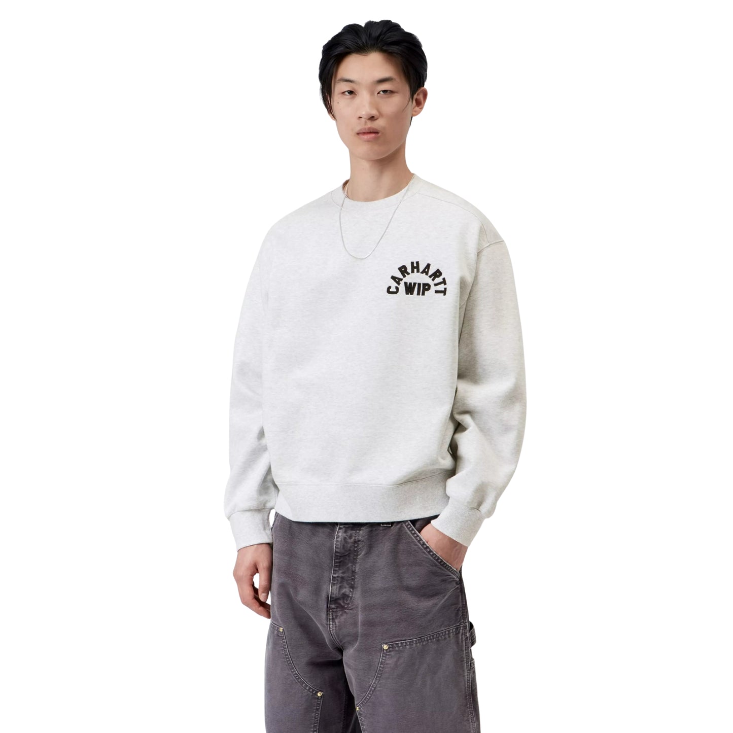 Sweat Carhartt WIP Arch Script em Ash Heather / Dark Navy Stone Washed — modelo masculino de frente, meio corpo, calças cargo Carhartt WIP double knee em cinza escuro stone washed, colar fino prateado, bordado em arco "Carhartt WIP" em Dark Navy no peito esquerdo visível, corte balloon e decote redondo visíveis, fundo branco.