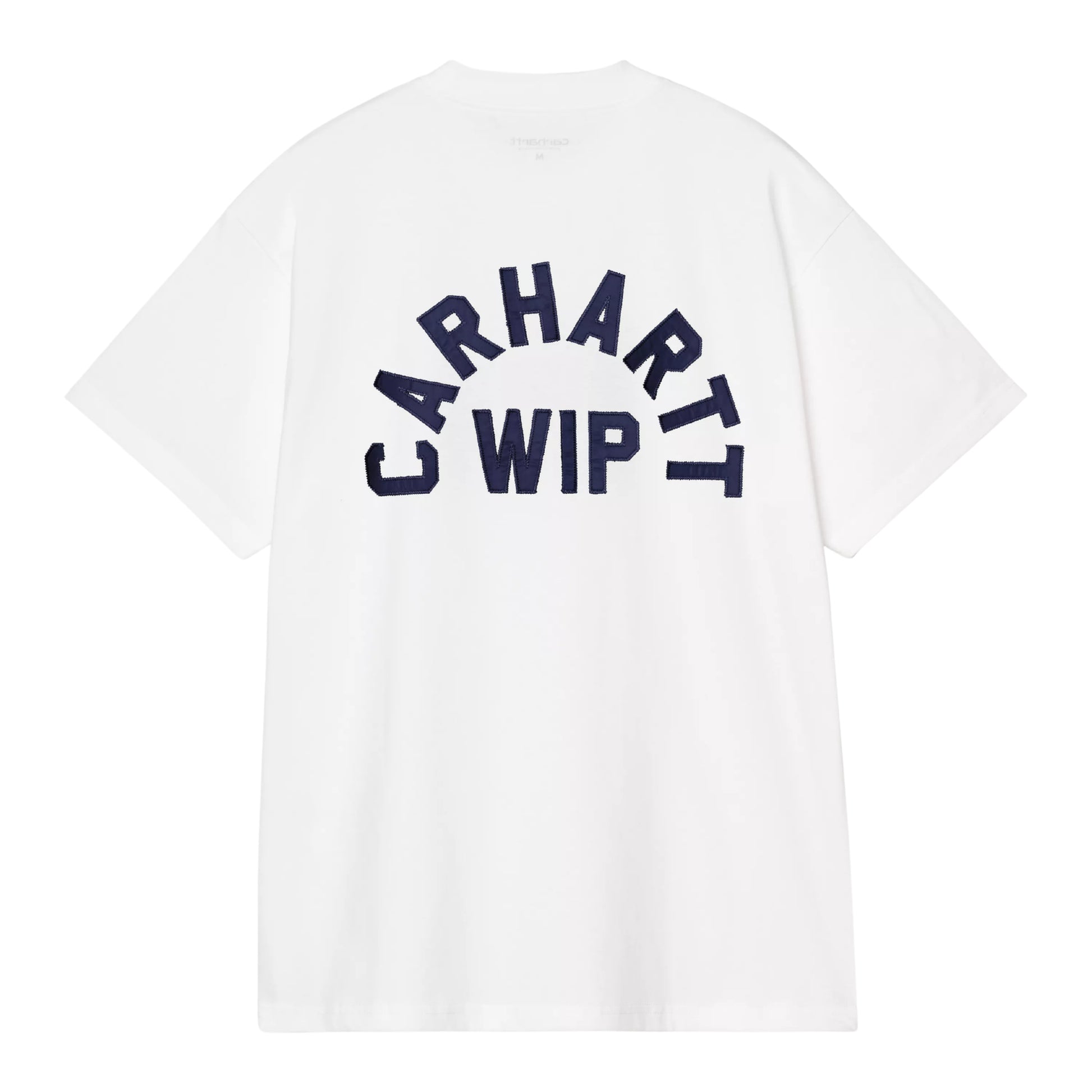 T-shirt Carhartt WIP S/S Arch Script em White / Dark Navy — vista traseira, produto sem modelo, algodão orgânico branco, corte solto, apliques tipográficos "CARHARTT WIP" em arco azul-marinho escuro nas costas com letras em relevo costuradas em jersey, semicírculo decorativo abaixo do texto, fundo branco.
