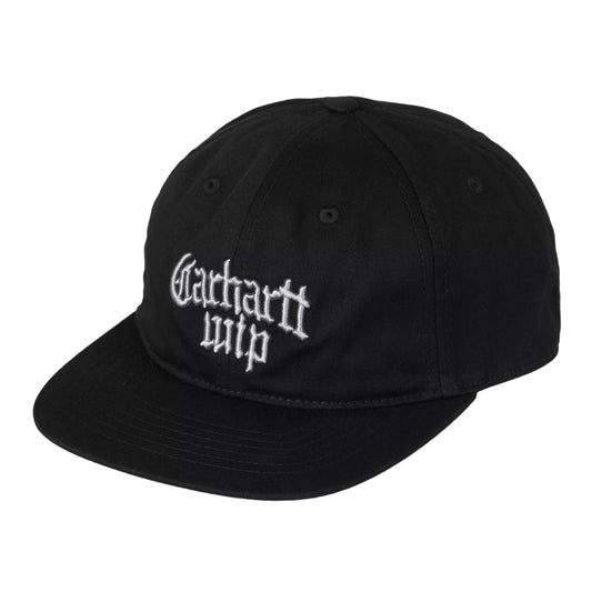 Boné Carhartt WIP Blackletter Cap em Preto — vista de três quartos frontal sem modelo, seis painéis em sarja preta, bordado Carhartt WIP em tipografia blackletter a branco na pala frontal, pala plana, fundo branco.