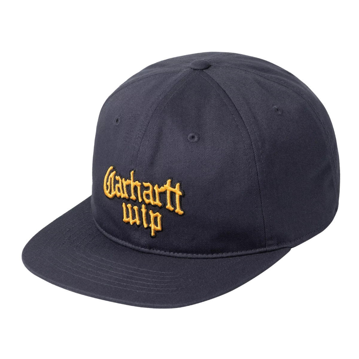 Boné Carhartt WIP Blackletter Cap em Dark Navy — vista de três quartos frontal sem modelo, seis painéis em sarja azul-marinho, bordado Carhartt WIP em tipografia blackletter a dourado na pala frontal, pala plana, fundo branco.