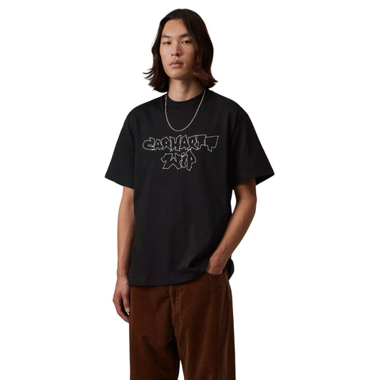 T-shirt de manga curta Carhartt WIP Blinkerfluid preta em modelo de frente, com corte solto e lettering Carhartt WIP de contorno claro no peito.
