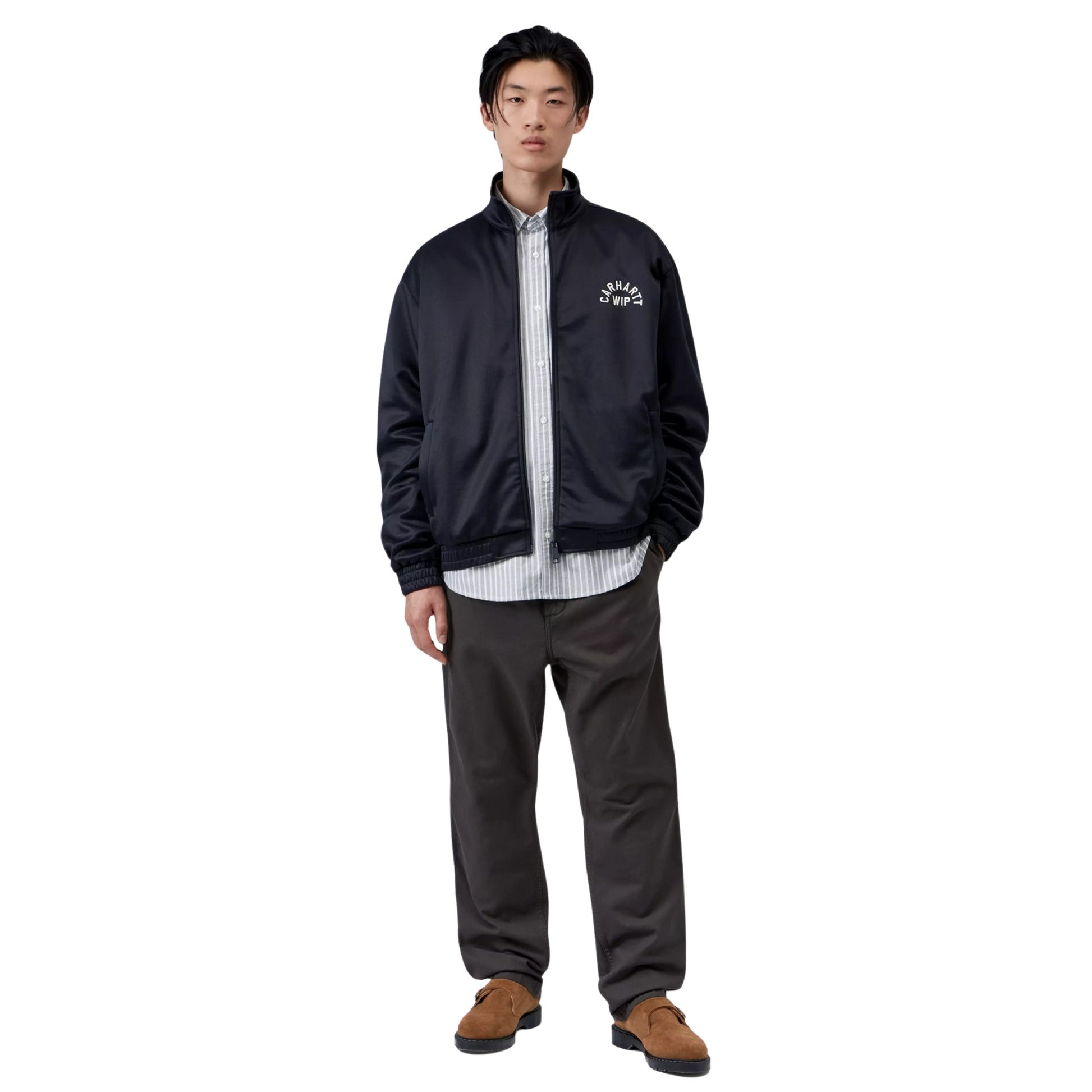 Casaco para homem Carhartt WIP Bolon Jacket em Dark Navy — look completo com modelo, corpo inteiro, fecho aberto, combinado com camisa às riscas, calças cargo escuras largas e mocassins castanhos.