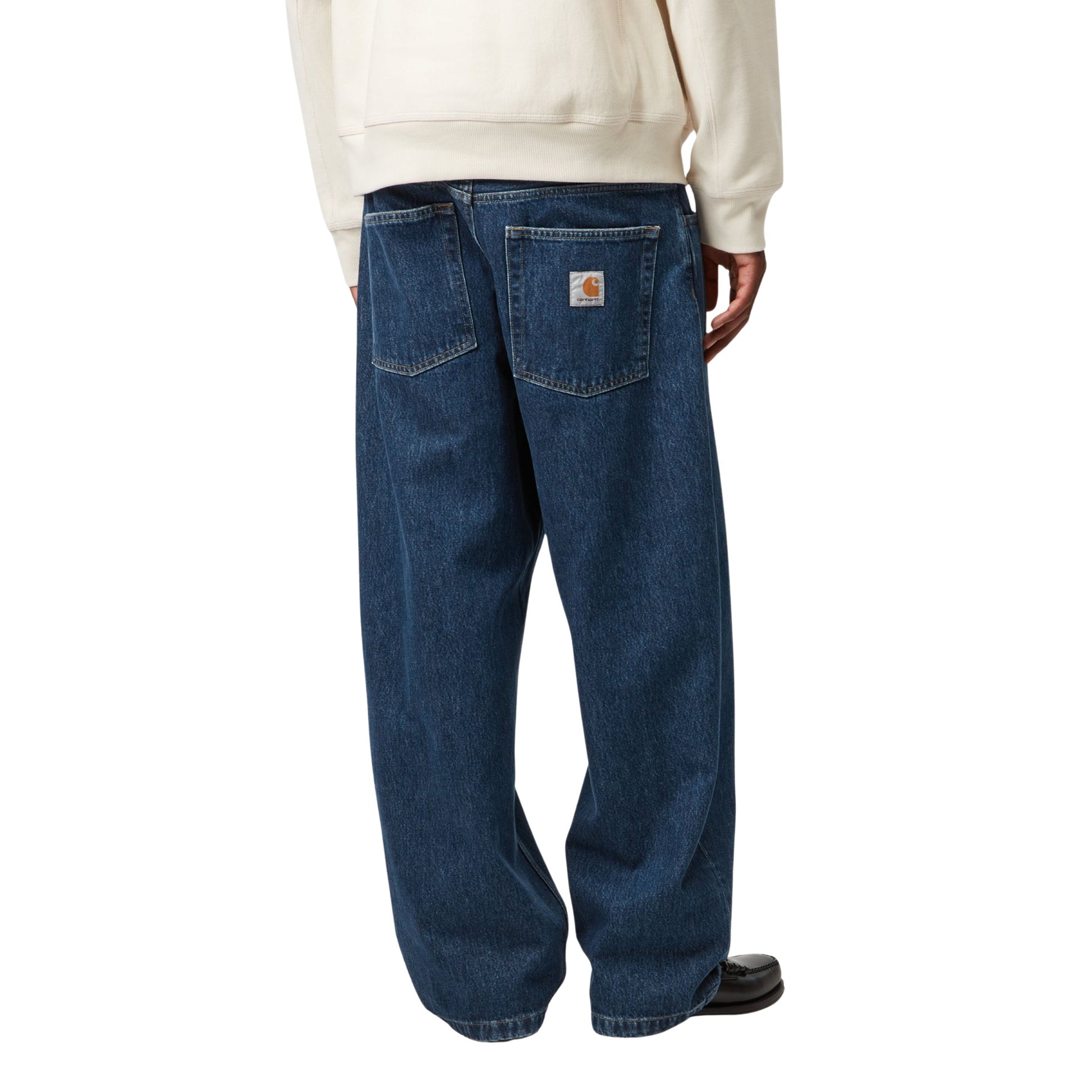 Calça de ganga para homem Carhartt WIP Brandon em Azul Stone Washed. Foto da parte de trás, vestidas.