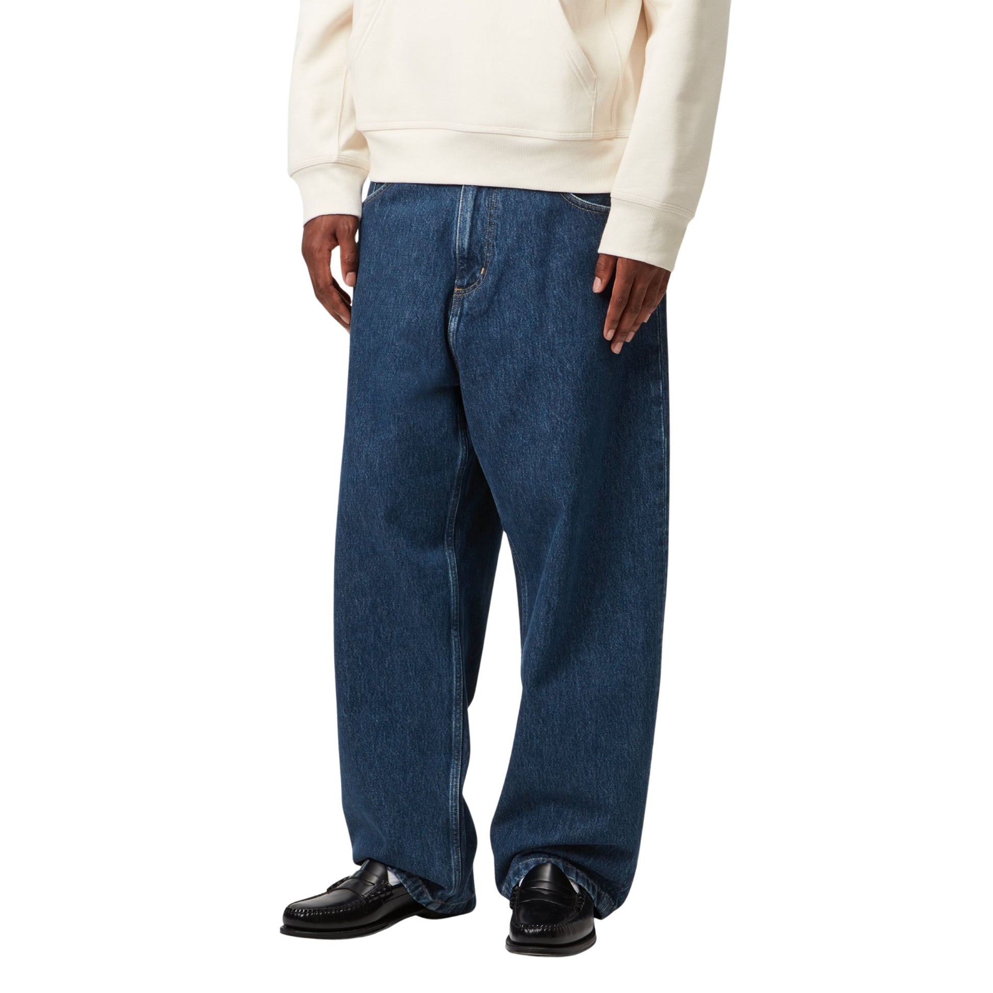 Calça de ganga para homem Carhartt WIP Brandon em Azul Stone Washed. Foto da parte da frente, vestidas.