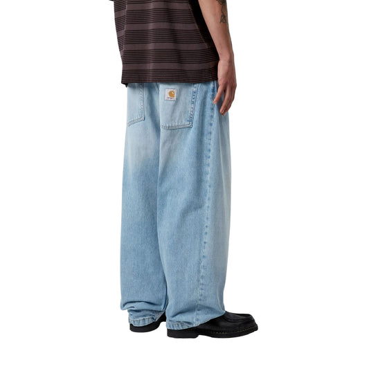 Calça de ganga para homem Carhartt WIP Brandon em azul worn bleached. Foto da parte de trás a 3/4, vestida.