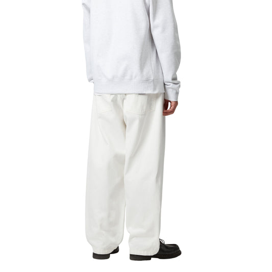 Calça de ganga para homem Carhartt WIP Brandon em Branco. Foto da parte de trás, vestidas.