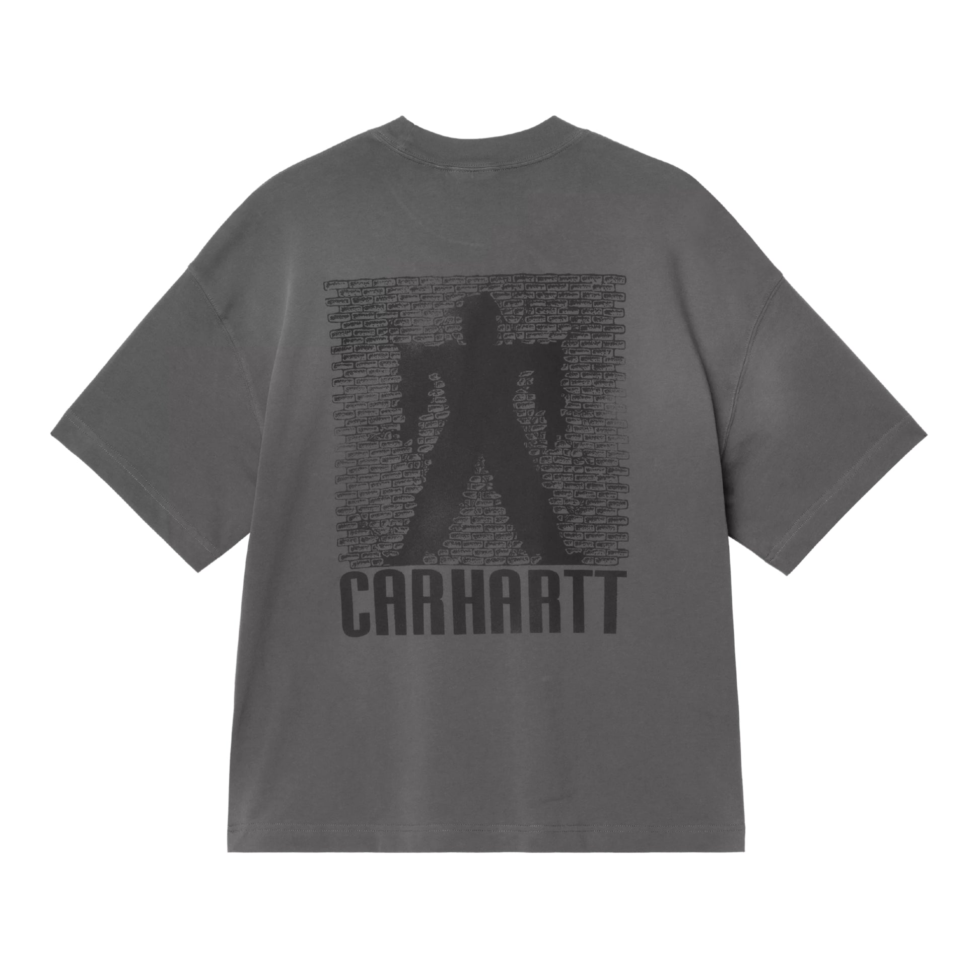 T-shirt Carhartt WIP S/S Bricky Man em Soot Stone Dyed — vista traseira, produto sem modelo, gráfico Bricky Man impresso ao centro das costas: silhueta de figura humana de pé em postura ampla contra fundo quadrado de parede de tijolos em cinzento escuro tom-sobre-tom, texto "Carhartt" impresso em baixo no mesmo tom, malha de algodão orgânico cinzento Soot stone-dyed com acabamento desbotado, corte boxy com ombros descaídos, fundo branco.