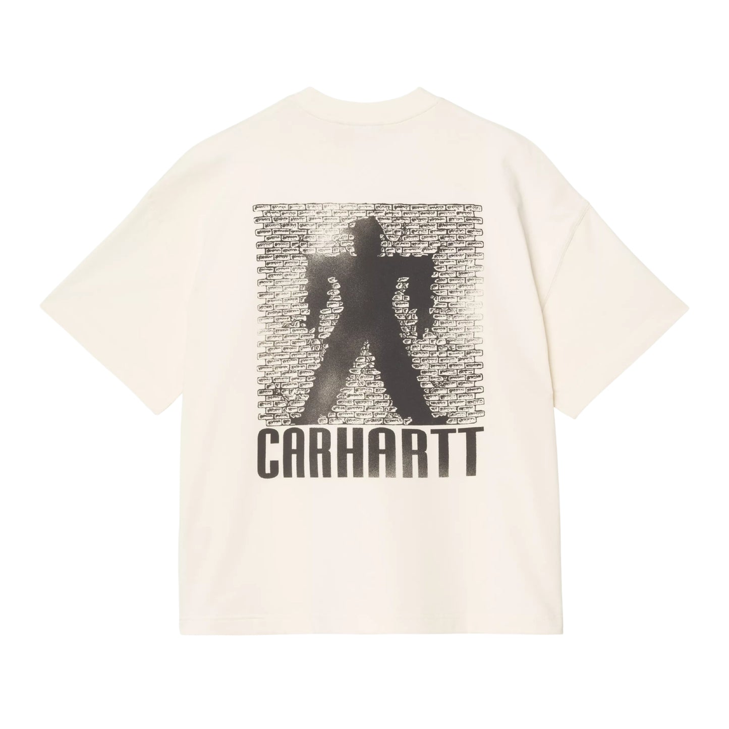 T-shirt Carhartt WIP S/S Bricky Man em Wax Stone Dyed — vista traseira, produto sem modelo, gráfico Bricky Man impresso ao centro das costas: silhueta de figura humana em postura ampla a preto sobre fundo quadrado de parede de tijolos preenchida com texto "Carhartt" repetido em cinzento, texto "Carhartt" em grande a preto em baixo, malha de algodão orgânico bege creme Wax stone-dyed com acabamento desbotado, corte boxy com ombros descaídos, fundo branco.