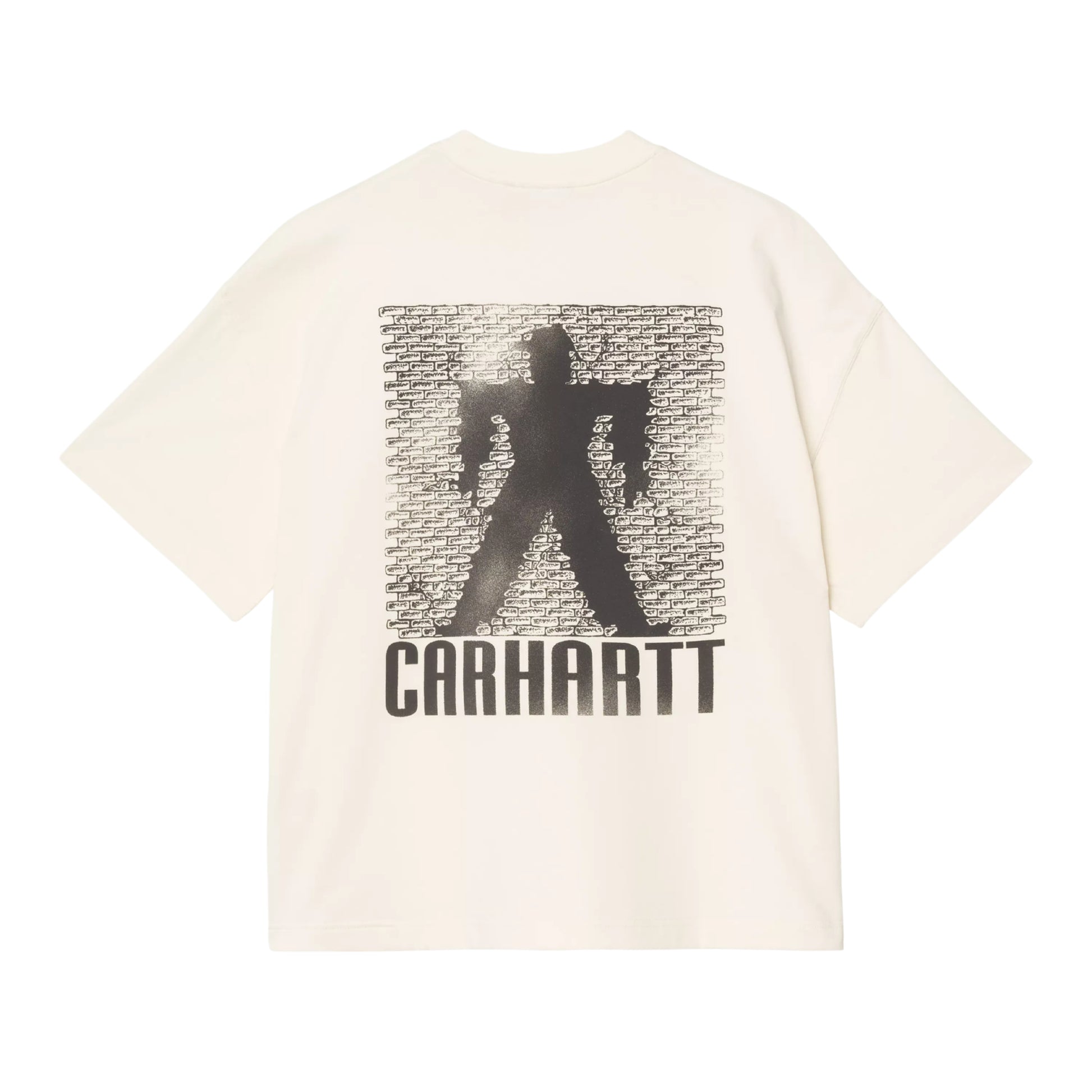 T-shirt Carhartt WIP S/S Bricky Man em Wax Stone Dyed — vista traseira, produto sem modelo, gráfico Bricky Man impresso ao centro das costas: silhueta de figura humana em postura ampla a preto sobre fundo quadrado de parede de tijolos preenchida com texto "Carhartt" repetido em cinzento, texto "Carhartt" em grande a preto em baixo, malha de algodão orgânico bege creme Wax stone-dyed com acabamento desbotado, corte boxy com ombros descaídos, fundo branco.