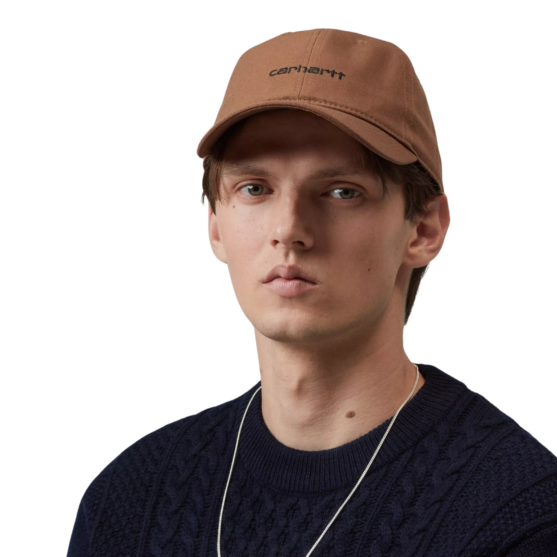 Boné Carhartt WIP Canvas Script Cap em Hamilton Brown / Black — modelo com boné de seis painéis em tela de algodão castanho, logo Carhartt bordado a preto na frente e pico curvo, fundo branco.