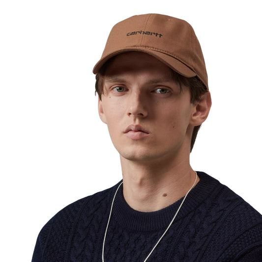Boné Carhartt WIP Canvas Script Cap em Hamilton Brown / Black — modelo com boné de seis painéis em tela de algodão castanho, logo Carhartt bordado a preto na frente e pico curvo, fundo branco.