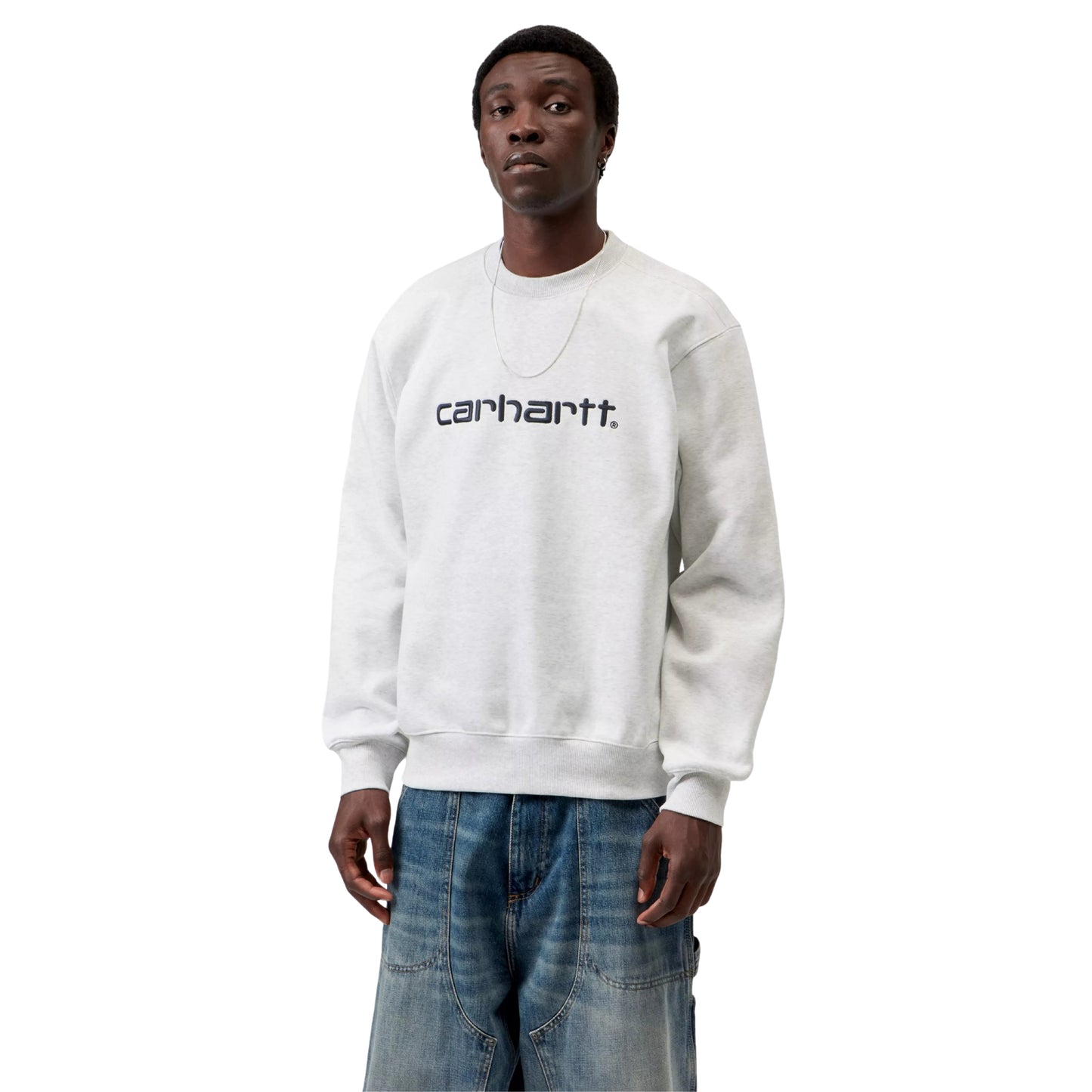 Sweat para homem Carhartt WIP Carhartt Sweatshirt em Ash Heather / Graphite — vista frontal com modelo, meio corpo, logo Script "carhartt." bordado em Graphite no peito, combinado com calças de ganga largas Carhartt WIP.