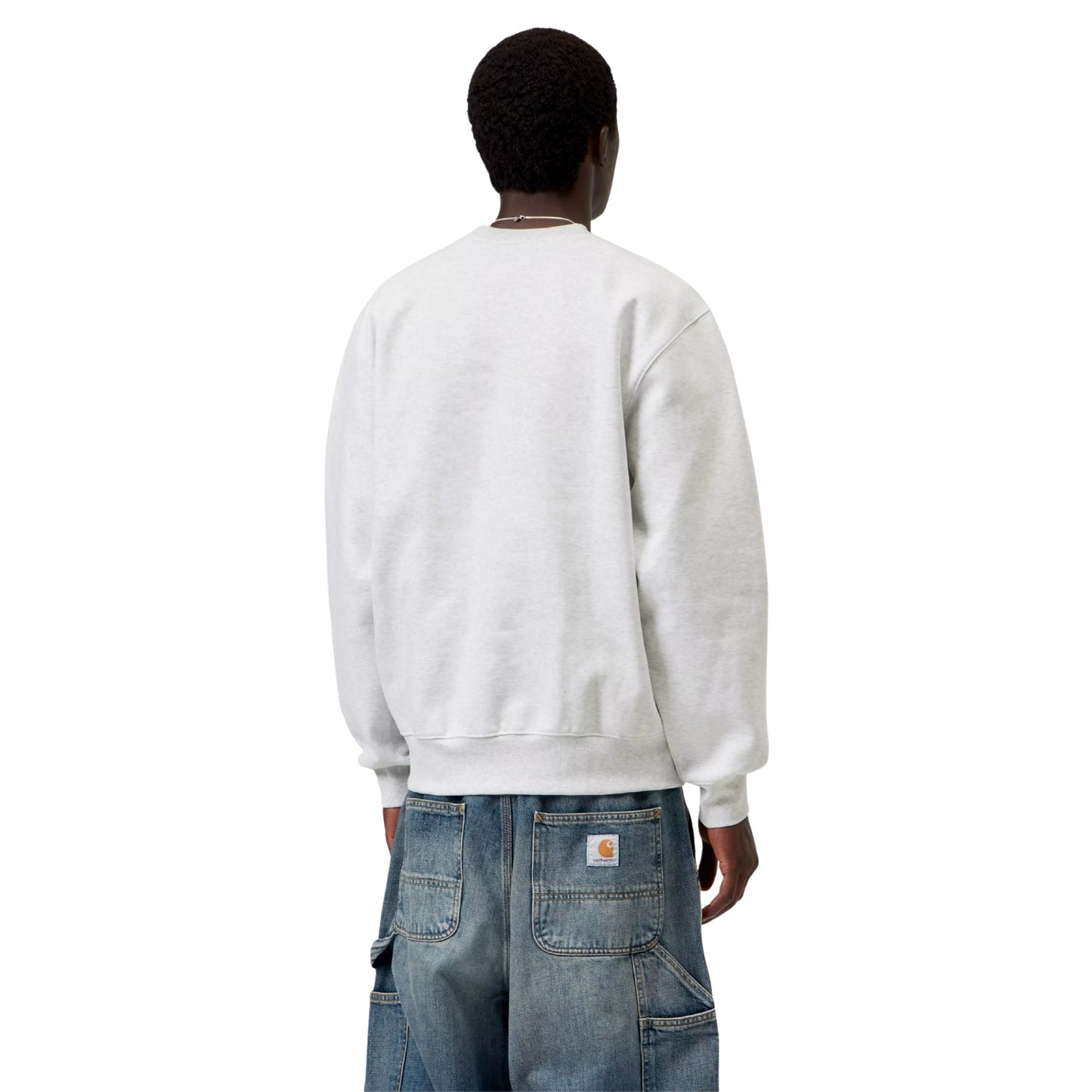 Sweat para homem Carhartt WIP Carhartt Sweatshirt em Ash Heather / Graphite — vista traseira com modelo, meio corpo, costas limpas e nervuras na parte inferior visíveis, combinado com calças de ganga largas Carhartt WIP.