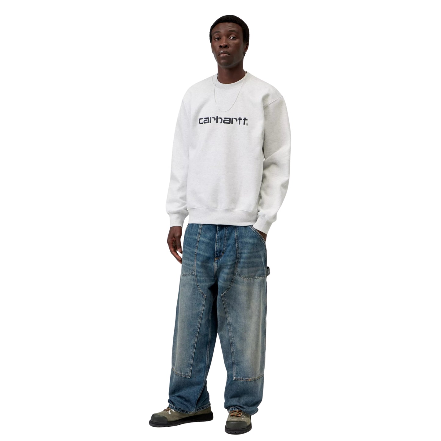Sweat para homem Carhartt WIP Carhartt Sweatshirt em Ash Heather / Graphite — look completo com modelo, corpo inteiro, corte solto visível, combinado com calças de ganga largas Carhartt WIP e botas de trabalho cinzentas.