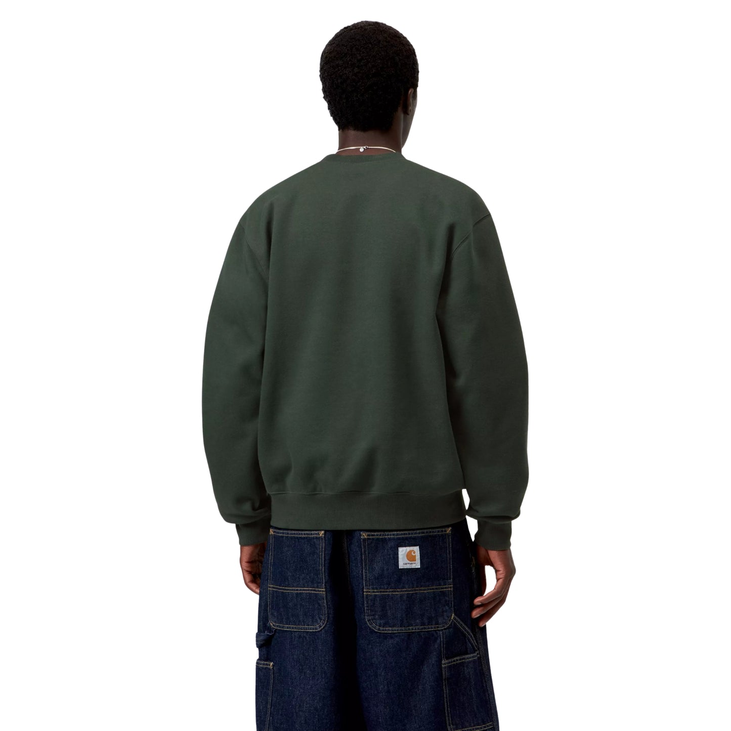 Sweatshirt Carhartt WIP Carhartt Sweat em Dark Scarab — modelo masculino de costas, cabelo curto escuro, corrente fina dourada ao pescoço visível, costas lisas sem gráfico, bainha canelada e punhos canelados visíveis, corte solto com ombros descaídos, calças cargo wide-leg denim azul-escuro Carhartt WIP com etiqueta dourada na cintura, malha escovada verde Dark Scarab, fundo branco.