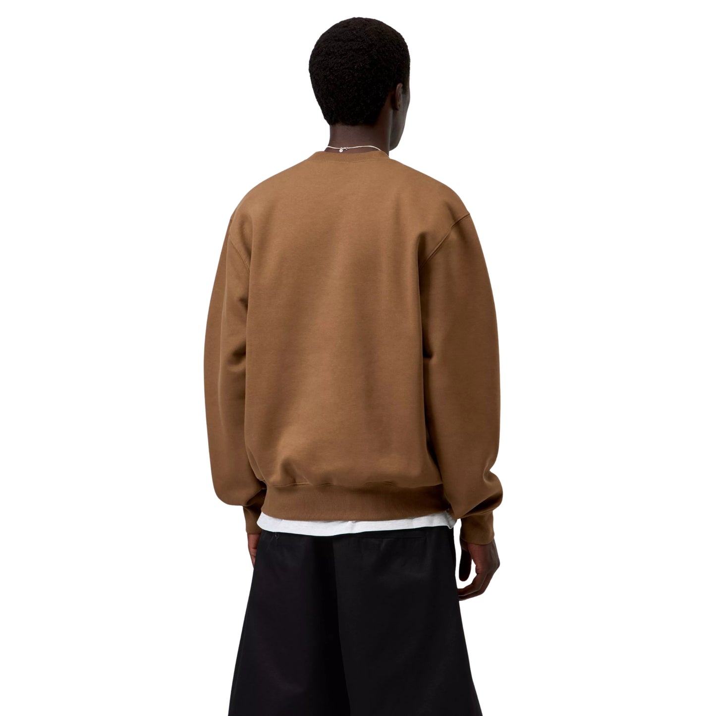 Sweatshirt Carhartt WIP Carhartt Sweat em WIP H Brown / Black — modelo masculino de costas, meio corpo, costas lisas sem gráfico, bainha e punhos canelados, corte solto com ombros descaídos, calças largas pretas, malha escovada WIP H Brown, fundo branco.