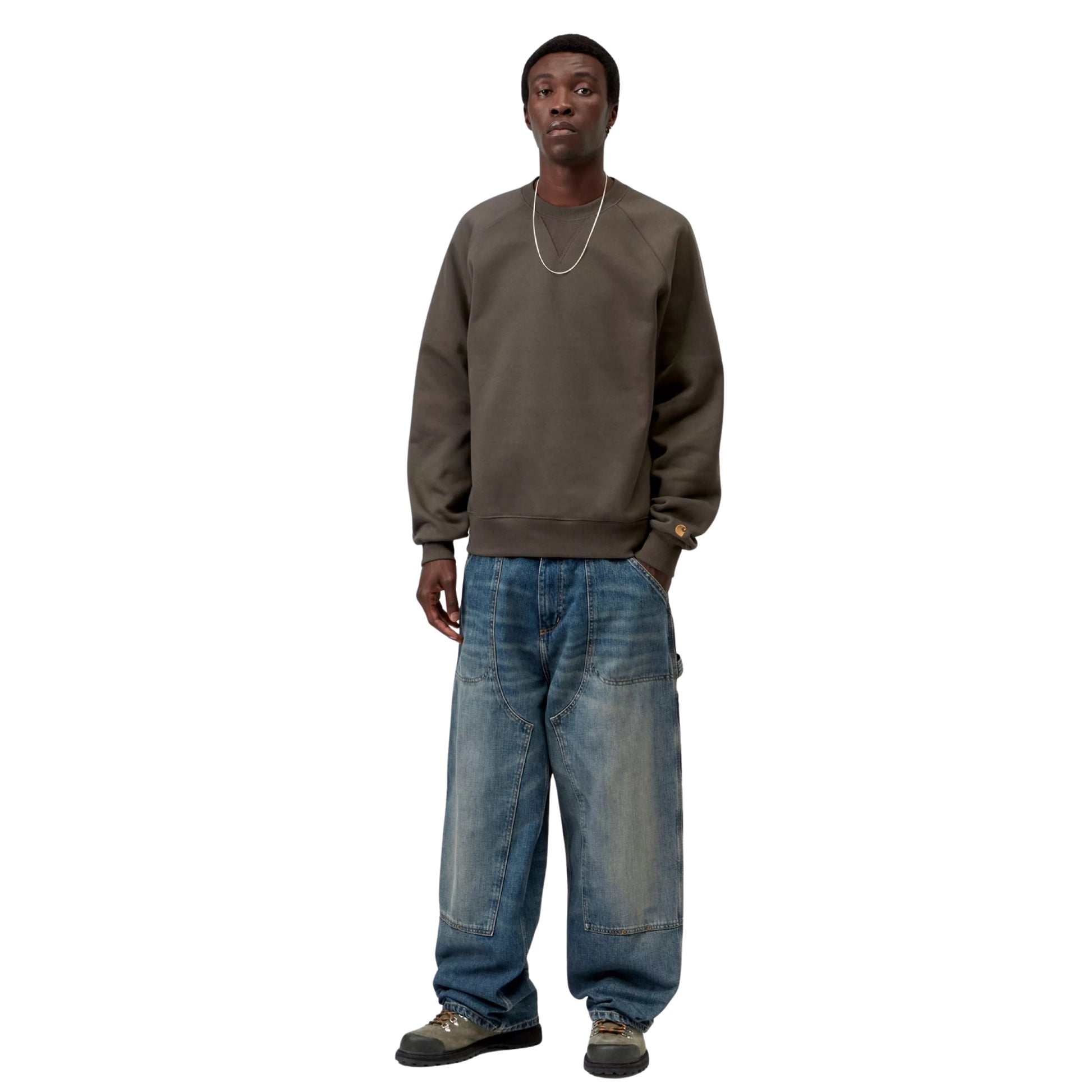 Sweat para homem Carhartt WIP Chase em Shungite / Gold — look completo com modelo, corpo inteiro, combinado com calças de ganga largas e botas.