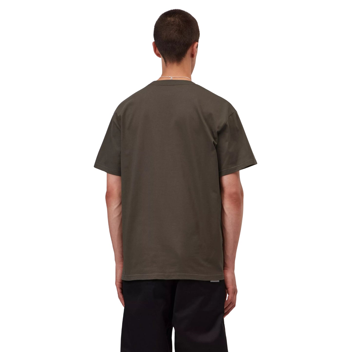 T-shirt manga curta Carhartt WIP S/S Chase em Shungite / Gold — vista traseira com modelo, meio corpo, costas limpas sem estampado, combinado com calças largas pretas Carhartt WIP.