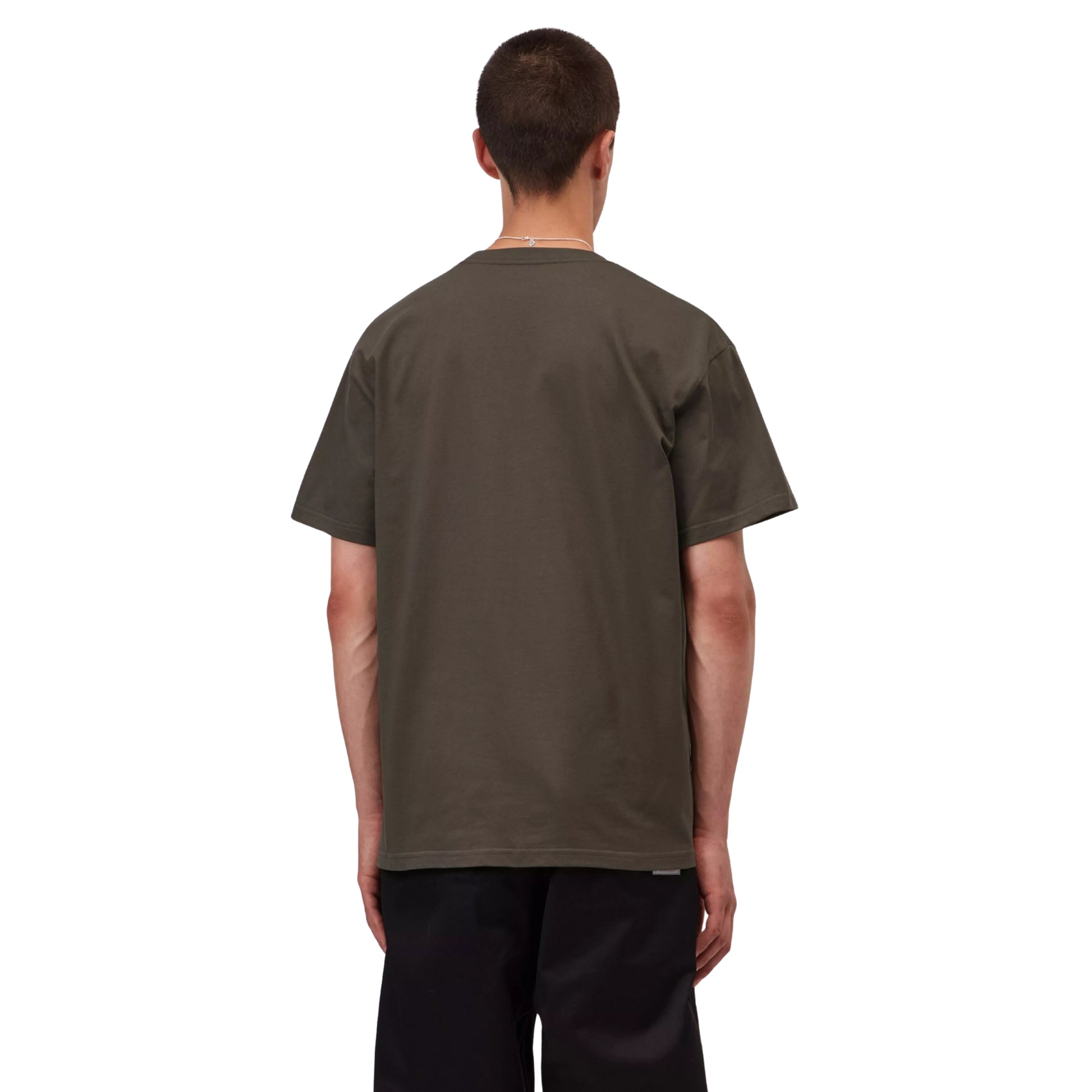 T-shirt manga curta Carhartt WIP S/S Chase em Shungite / Gold — vista traseira com modelo, meio corpo, costas limpas sem estampado, combinado com calças largas pretas Carhartt WIP.