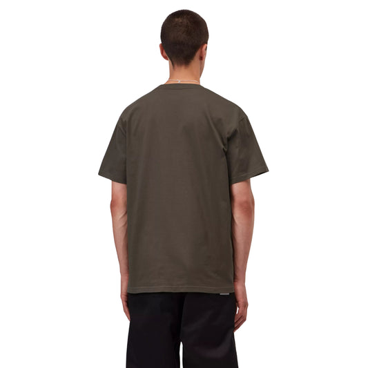 T-shirt manga curta Carhartt WIP S/S Chase em Shungite / Gold — vista traseira com modelo, meio corpo, costas limpas sem estampado, combinado com calças largas pretas Carhartt WIP.