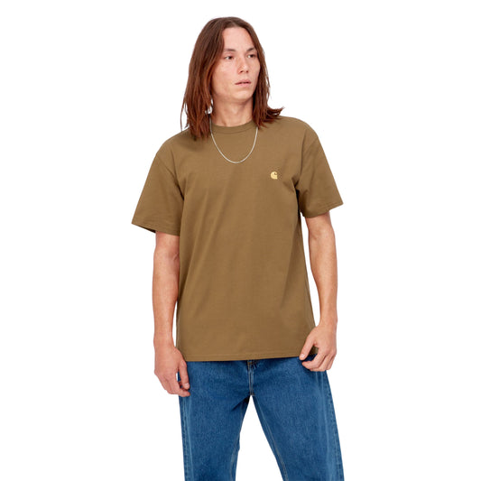 T-Shirt de manga curta para homem Carhartt WIP Chase em Hamilton Brown / Gold. Foto da parte da frente, vestida.