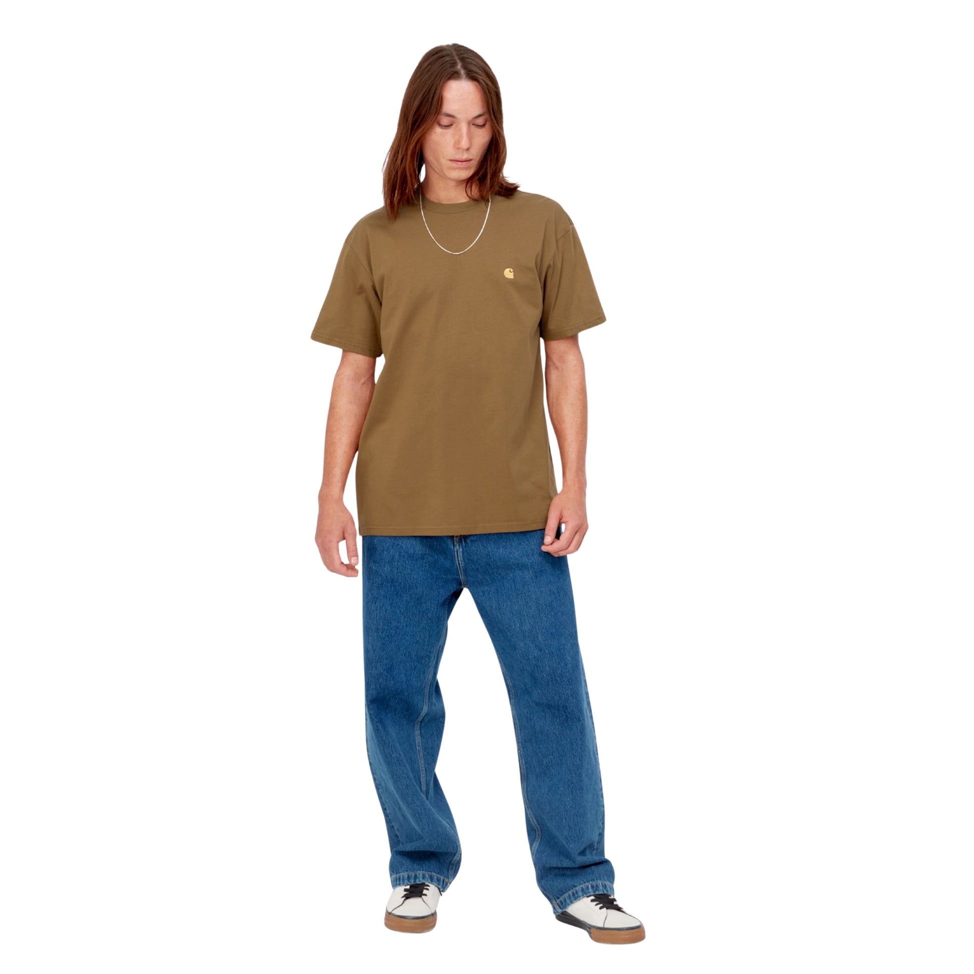 T-Shirt de manga curta para homem Carhartt WIP Chase em Hamilton Brown / Gold. Foto da parte da frente, vestida.