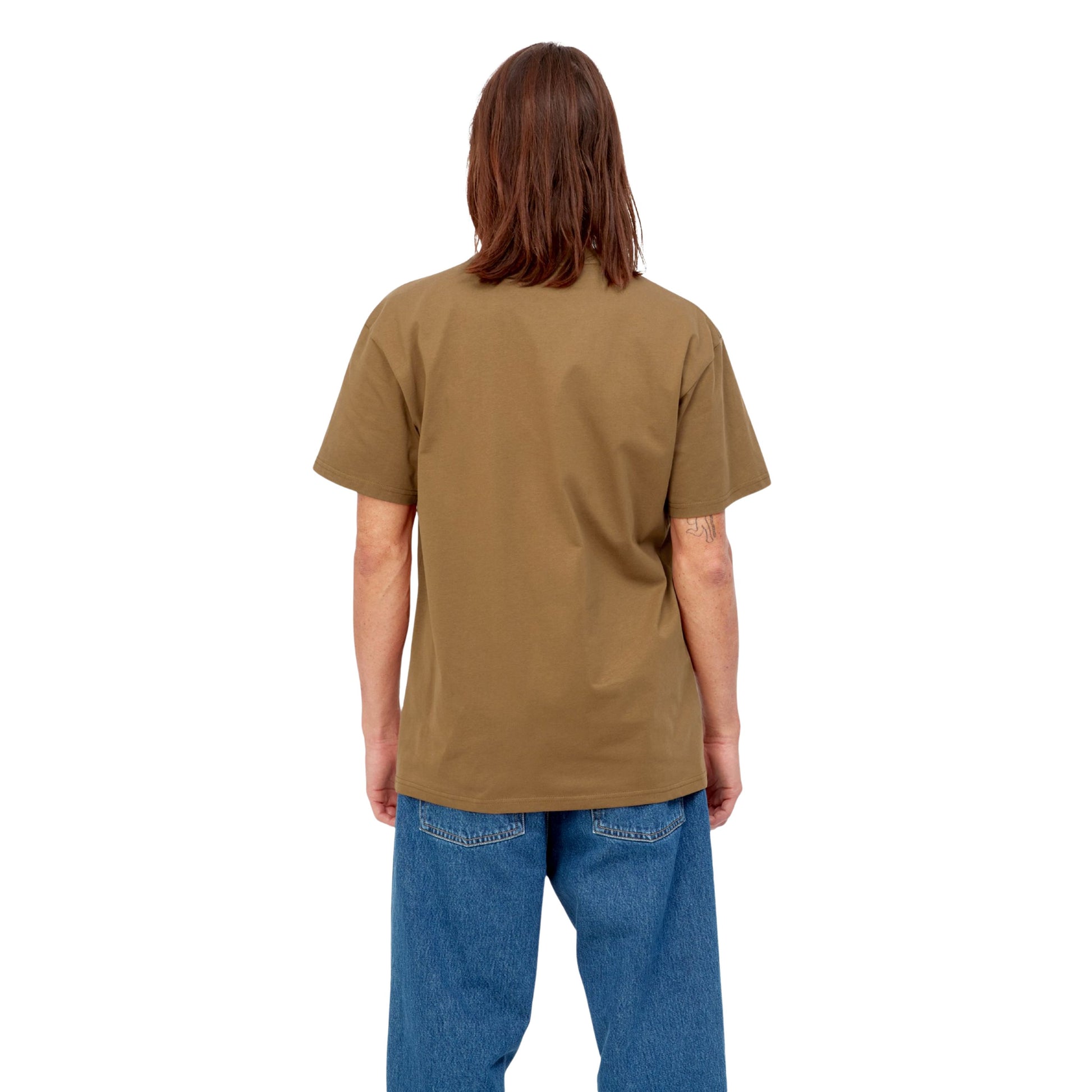 T-Shirt de manga curta para homem Carhartt WIP Chase em Hamilton Brown / Gold. Foto da parte de trás, vestida.