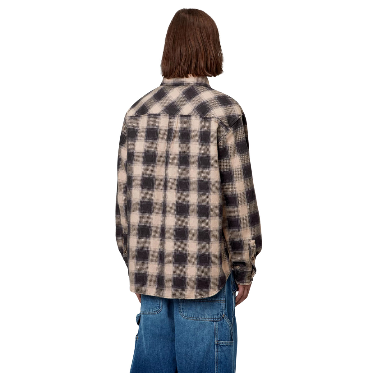 Camisa de manga comprida Carhartt WIP L/S Dayne em Dayne Check Shady Purple — modelo masculino de costas, meio corpo, camisa de xadrez grande escala em bege e roxo escuro, loose fit, fundo branco.