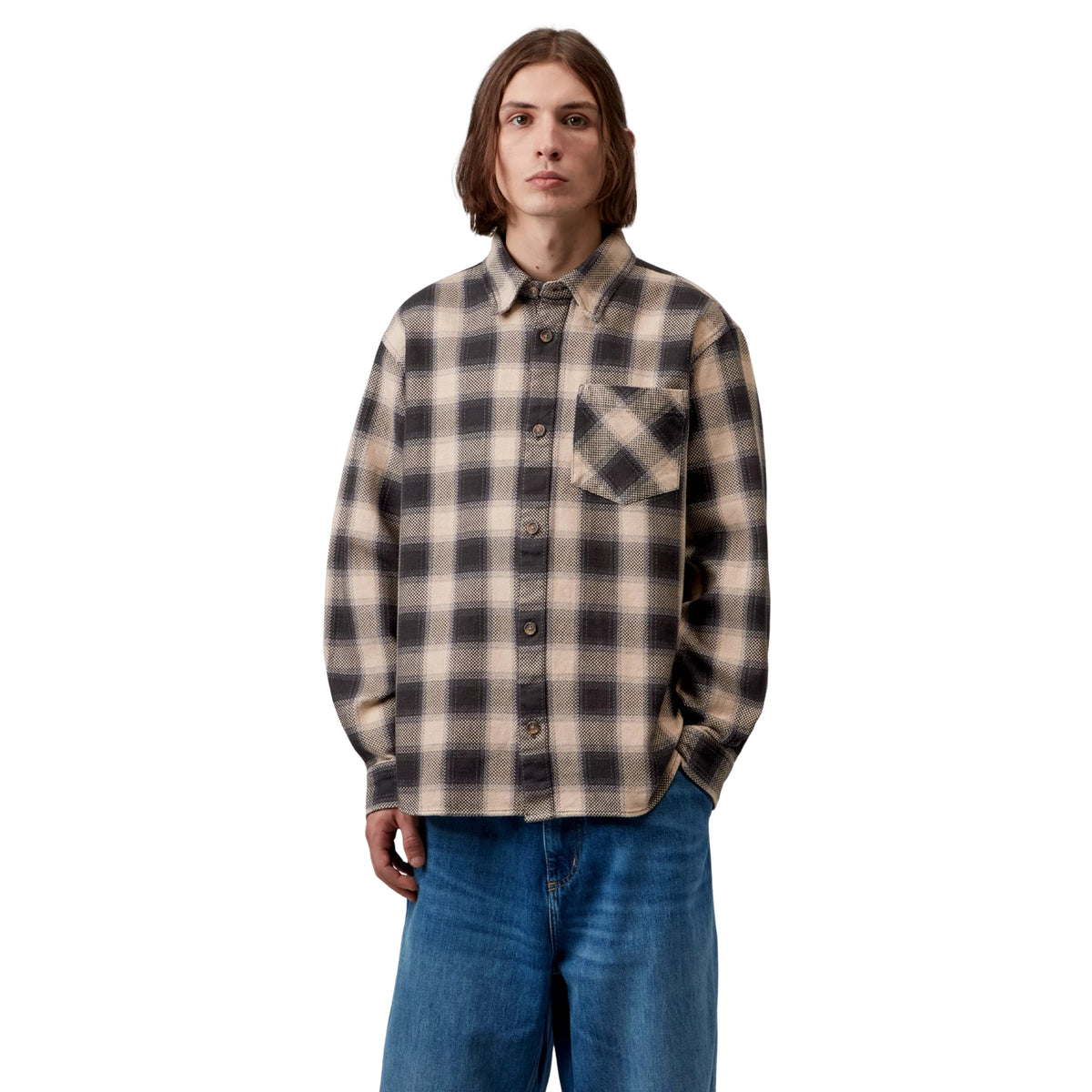 Camisa de manga comprida Carhartt WIP L/S Dayne em Dayne Check Shady Purple — modelo masculino de frente, meio corpo, camisa de xadrez grande escala em bege e roxo escuro, colarinho clássico, botões escuros, bolso no peito com aba, loose fit, fundo branco.