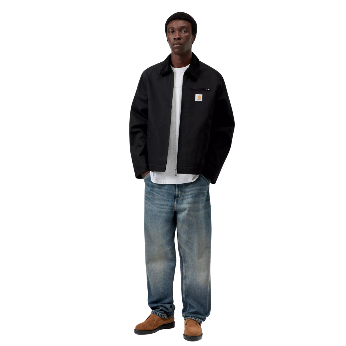 Modelo de corpo inteiro com casaco Carhartt WIP Detroit preto aberto, t-shirt branca e calças de ganga.